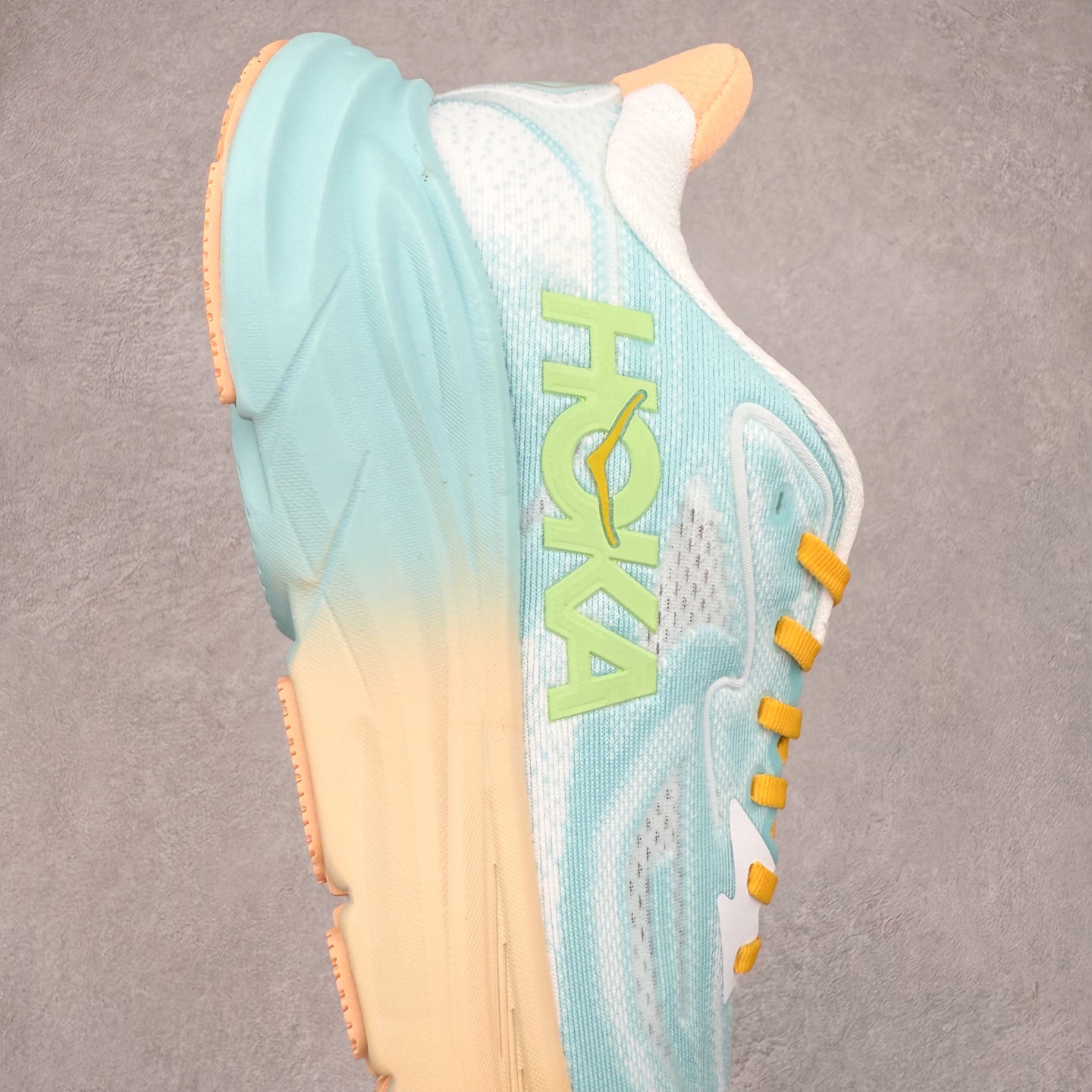 图片[6]-HOKA ONE ONE Clifton 克里夫顿10代专业性能减震公路跑步鞋 轻盈透气的针织网面和纱线的使用让鞋面更挺拔 增强鞋面的强度和支撑性能 搭配柔软的鞋舌 让双脚在舒适包裹中跑的更加畅快 全新泡棉中底 柔软的同时增强回弹性能 为不同跑者提供更平稳流畅的脚感 带来全面的缓冲保护 根据人体工程学设计的延长拉襟 后跟处弹软的海绵填充舒适固定 避免掉跟和摩擦 相比上一代光滑的内衬 Clifton 的内衬增强了摩擦力 避免双脚在鞋内滑动 尺码：36 36.5 37.5 38 38.5 39 40 40.5 41 42 42.5 43 44 44.5 45-选品中心