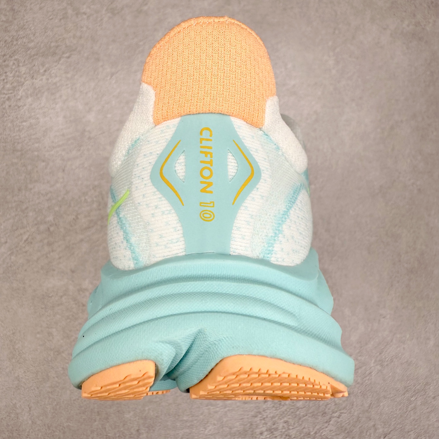 图片[8]-HOKA ONE ONE Clifton 克里夫顿10代专业性能减震公路跑步鞋 轻盈透气的针织网面和纱线的使用让鞋面更挺拔 增强鞋面的强度和支撑性能 搭配柔软的鞋舌 让双脚在舒适包裹中跑的更加畅快 全新泡棉中底 柔软的同时增强回弹性能 为不同跑者提供更平稳流畅的脚感 带来全面的缓冲保护 根据人体工程学设计的延长拉襟 后跟处弹软的海绵填充舒适固定 避免掉跟和摩擦 相比上一代光滑的内衬 Clifton 的内衬增强了摩擦力 避免双脚在鞋内滑动 尺码：36 36.5 37.5 38 38.5 39 40 40.5 41 42 42.5 43 44 44.5 45-选品中心