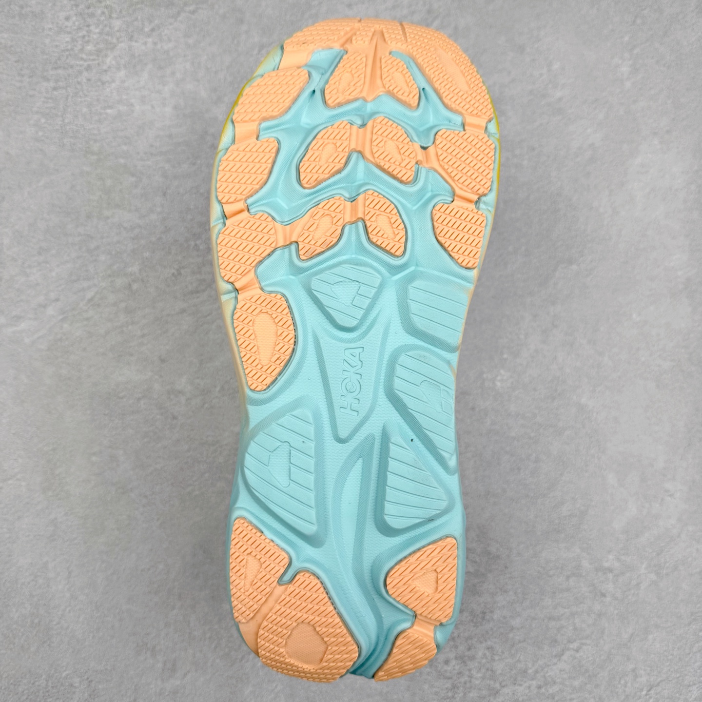 图片[9]-HOKA ONE ONE Clifton 克里夫顿10代专业性能减震公路跑步鞋 轻盈透气的针织网面和纱线的使用让鞋面更挺拔 增强鞋面的强度和支撑性能 搭配柔软的鞋舌 让双脚在舒适包裹中跑的更加畅快 全新泡棉中底 柔软的同时增强回弹性能 为不同跑者提供更平稳流畅的脚感 带来全面的缓冲保护 根据人体工程学设计的延长拉襟 后跟处弹软的海绵填充舒适固定 避免掉跟和摩擦 相比上一代光滑的内衬 Clifton 的内衬增强了摩擦力 避免双脚在鞋内滑动 尺码：36 36.5 37.5 38 38.5 39 40 40.5 41 42 42.5 43 44 44.5 45-选品中心