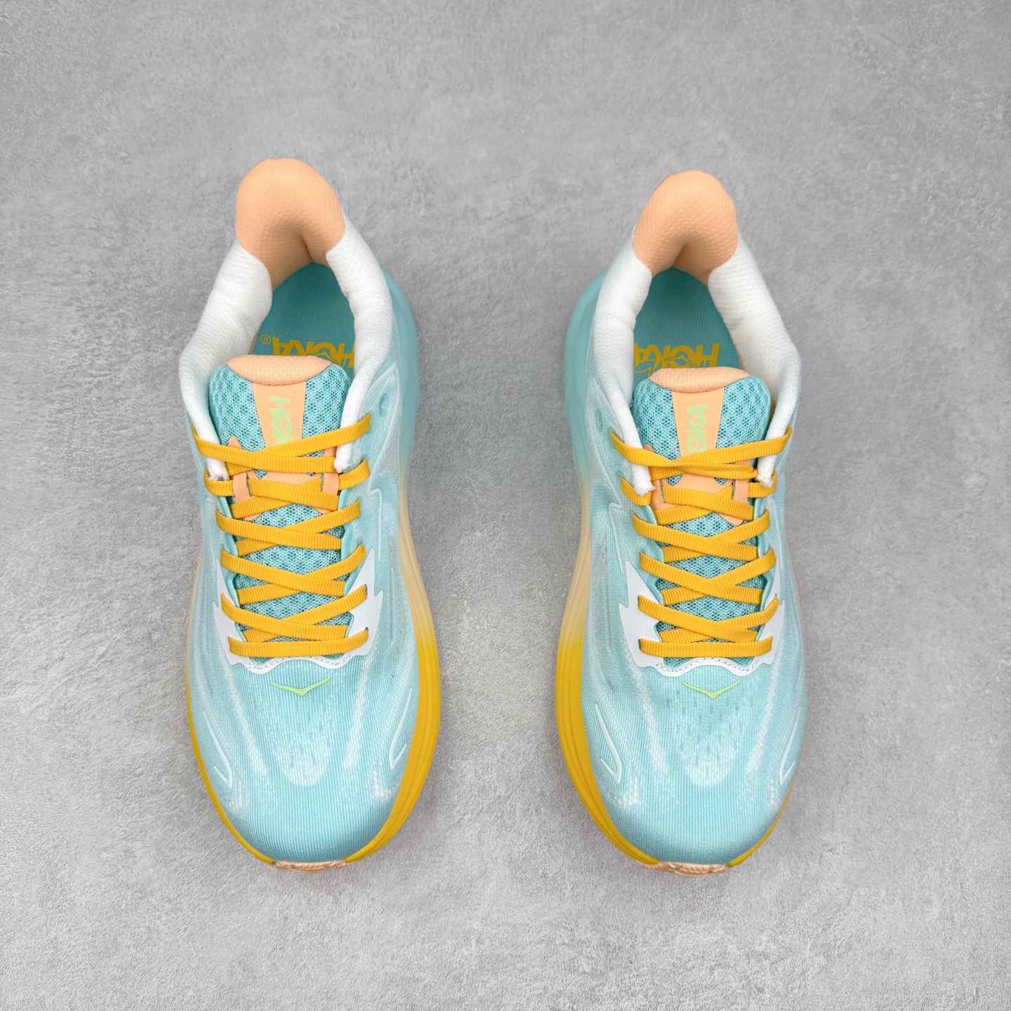 图片[2]-HOKA ONE ONE Clifton 克里夫顿10代专业性能减震公路跑步鞋 轻盈透气的针织网面和纱线的使用让鞋面更挺拔 增强鞋面的强度和支撑性能 搭配柔软的鞋舌 让双脚在舒适包裹中跑的更加畅快 全新泡棉中底 柔软的同时增强回弹性能 为不同跑者提供更平稳流畅的脚感 带来全面的缓冲保护 根据人体工程学设计的延长拉襟 后跟处弹软的海绵填充舒适固定 避免掉跟和摩擦 相比上一代光滑的内衬 Clifton 的内衬增强了摩擦力 避免双脚在鞋内滑动 尺码：36 36.5 37.5 38 38.5 39 40 40.5 41 42 42.5 43 44 44.5 45-选品中心