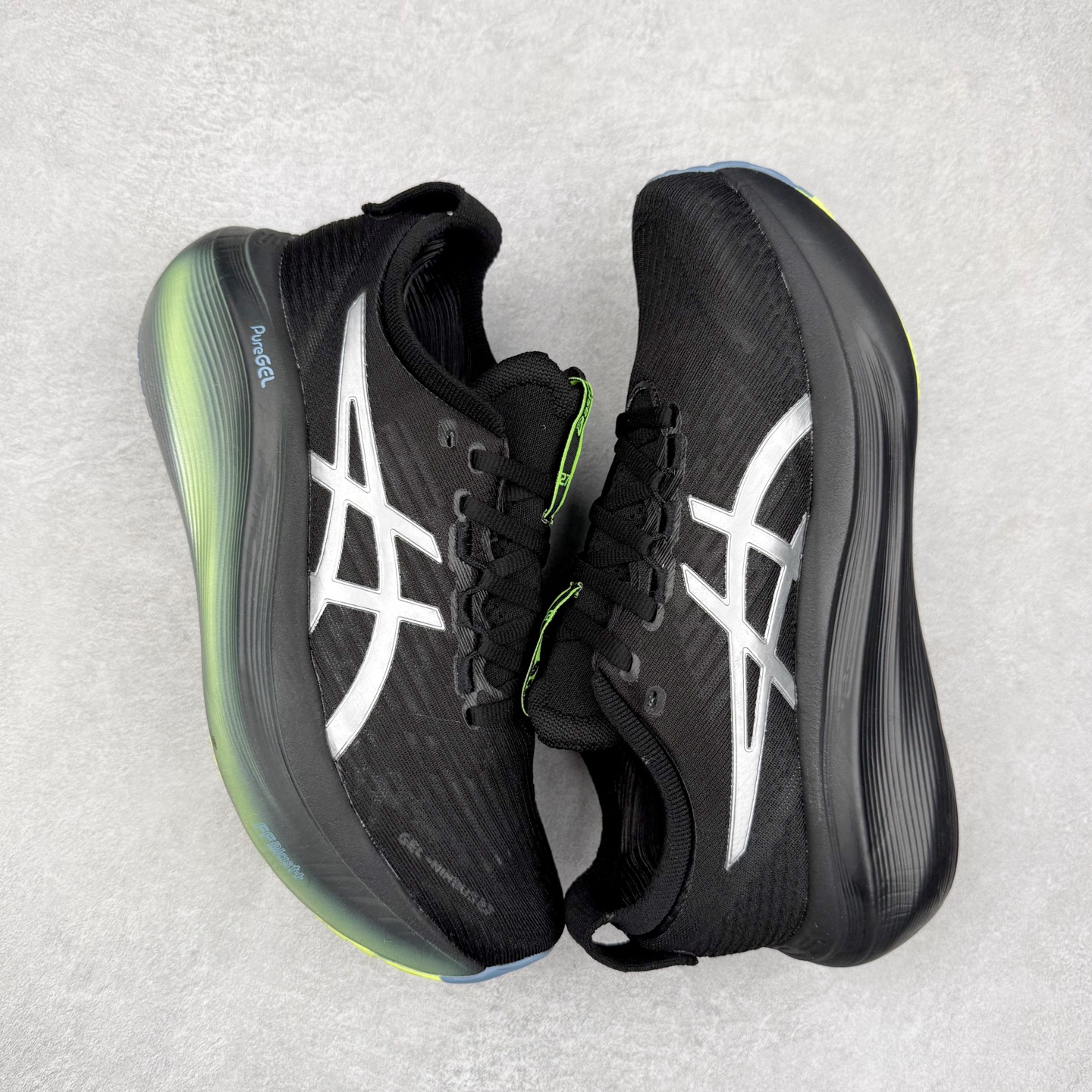 图片[3]-Asics Gel-Kayano 32 亚瑟士卡亚诺32代低帮专业有氧超轻量休闲运动全能慢跑鞋全球知名运动品牌ASICS正式推出新款GEL-KAYANO 32跑鞋，旨在通过全新稳定结构以提升产品可适性，满足跑者的足部稳定需求，让每一位跑者从起跑到结束都能够感受到焕然一新的稳定性与舒适性，从而帮助更多人找到身心平衡，获得自在舒适的健康生活方式。秉持着ASICS亚瑟士的设计哲学，全新一代GEL-KAYANO 32应运而生。为进一步升级产品的稳定性，GEL-KAYANO 采用了全新4D引导系统，通过内侧稳定装置提升可适性，满足足部稳定需求，帮助足弓迅速返回到平衡位置。作为基于生物力学研究打造的全新稳定结构，4D引导系统不仅提升了跑鞋对双脚的支撑性，它还将人体不同的运动状态纳入设计考量，帮助跑者在多种跑动强度下获得充足的稳定性和理想的舒适度。尺码：36 37 37.5 38 39.5 40 40.5 41.5 42 42.5 43.5 44 44.5 45-选品中心