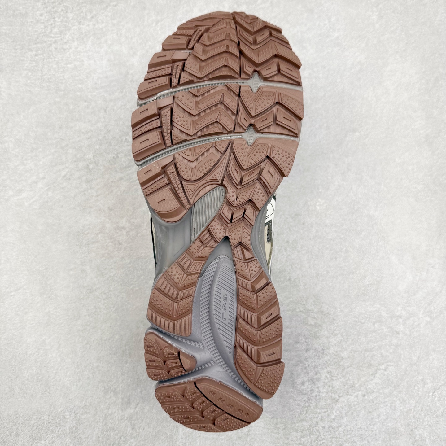 图片[9]-ASICS GEL-KAHANA K8 亚瑟士越野跑步鞋抓地稳定运动鞋缓震耐磨跑鞋 GEL-KAHANA系列为实用级越野跑鞋 融合机能和户外潮流强势回归 核心科技GEL内置于后跟 配合SPEVA弹性中底 减轻落地时地面对脚部的冲击力 中底内侧DYNAMIC DUOMAX 双密度防倾斜装置和中足补强结构 以及后跟几何形状构造 多方面支撑保护 AHAR耐磨橡胶大底 配合沟槽纹路设计 增强抓地力 后足GEL缓冲系统 减轻冲击时的冲击 实现平稳过渡 Trusstic系统 减少鞋底的重量 同时保留了鞋子结构的完整性 尺码：36 37 38 39 39.5 40 40.5 41.5 42 42.5 43.5 44 45-选品中心