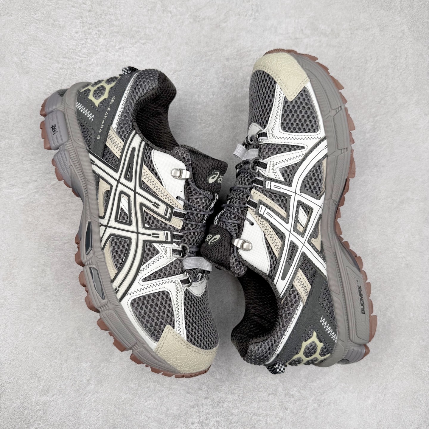 图片[3]-ASICS GEL-KAHANA K8 亚瑟士越野跑步鞋抓地稳定运动鞋缓震耐磨跑鞋 GEL-KAHANA系列为实用级越野跑鞋 融合机能和户外潮流强势回归 核心科技GEL内置于后跟 配合SPEVA弹性中底 减轻落地时地面对脚部的冲击力 中底内侧DYNAMIC DUOMAX 双密度防倾斜装置和中足补强结构 以及后跟几何形状构造 多方面支撑保护 AHAR耐磨橡胶大底 配合沟槽纹路设计 增强抓地力 后足GEL缓冲系统 减轻冲击时的冲击 实现平稳过渡 Trusstic系统 减少鞋底的重量 同时保留了鞋子结构的完整性 尺码：36 37 38 39 39.5 40 40.5 41.5 42 42.5 43.5 44 45-选品中心