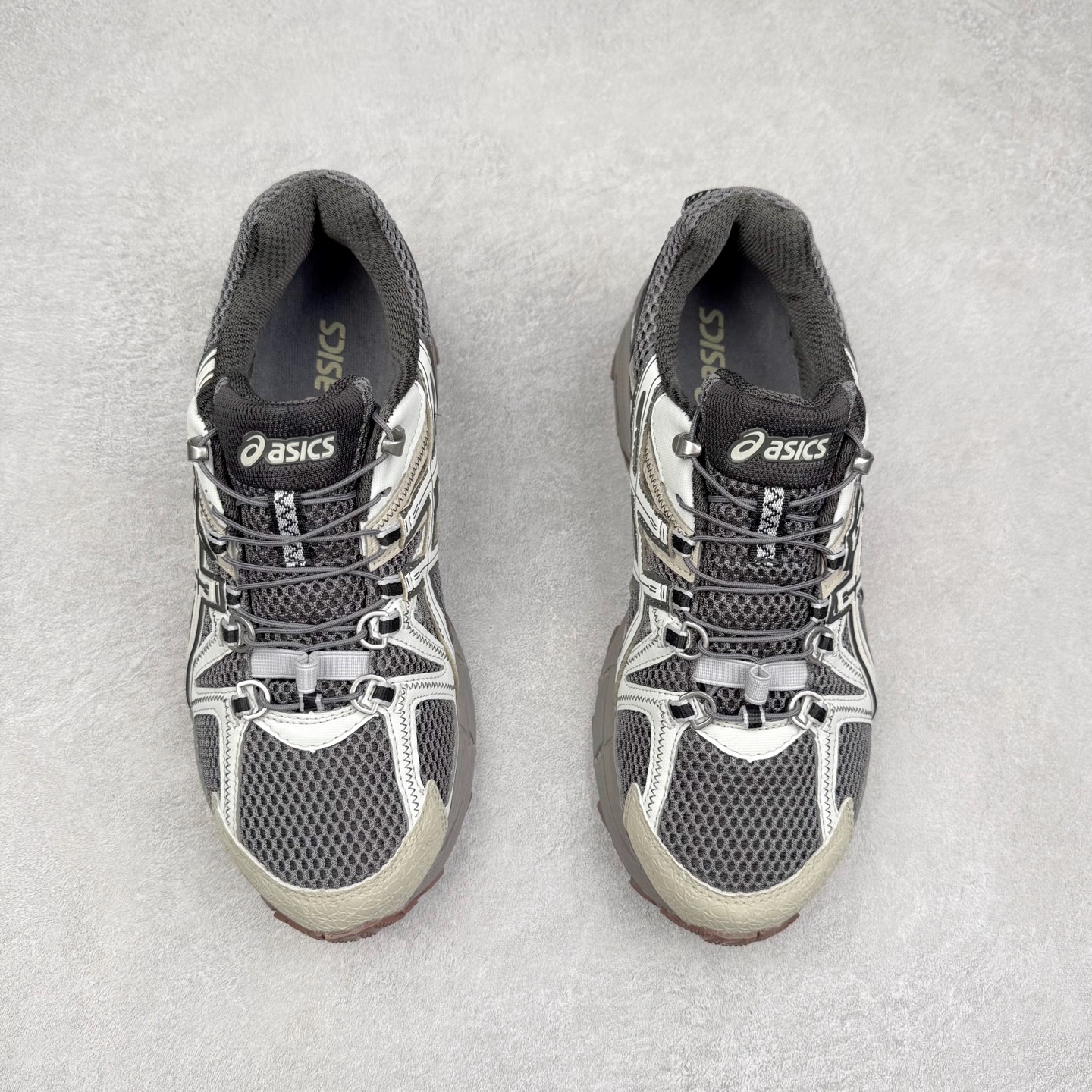 图片[2]-ASICS GEL-KAHANA K8 亚瑟士越野跑步鞋抓地稳定运动鞋缓震耐磨跑鞋 GEL-KAHANA系列为实用级越野跑鞋 融合机能和户外潮流强势回归 核心科技GEL内置于后跟 配合SPEVA弹性中底 减轻落地时地面对脚部的冲击力 中底内侧DYNAMIC DUOMAX 双密度防倾斜装置和中足补强结构 以及后跟几何形状构造 多方面支撑保护 AHAR耐磨橡胶大底 配合沟槽纹路设计 增强抓地力 后足GEL缓冲系统 减轻冲击时的冲击 实现平稳过渡 Trusstic系统 减少鞋底的重量 同时保留了鞋子结构的完整性 尺码：36 37 38 39 39.5 40 40.5 41.5 42 42.5 43.5 44 45-选品中心