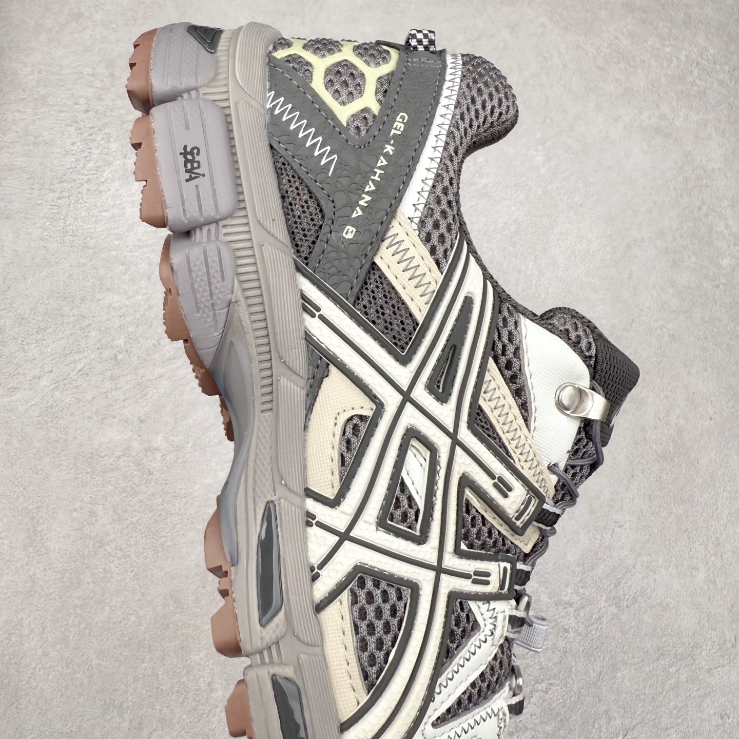 图片[6]-ASICS GEL-KAHANA K8 亚瑟士越野跑步鞋抓地稳定运动鞋缓震耐磨跑鞋 GEL-KAHANA系列为实用级越野跑鞋 融合机能和户外潮流强势回归 核心科技GEL内置于后跟 配合SPEVA弹性中底 减轻落地时地面对脚部的冲击力 中底内侧DYNAMIC DUOMAX 双密度防倾斜装置和中足补强结构 以及后跟几何形状构造 多方面支撑保护 AHAR耐磨橡胶大底 配合沟槽纹路设计 增强抓地力 后足GEL缓冲系统 减轻冲击时的冲击 实现平稳过渡 Trusstic系统 减少鞋底的重量 同时保留了鞋子结构的完整性 尺码：36 37 38 39 39.5 40 40.5 41.5 42 42.5 43.5 44 45-选品中心