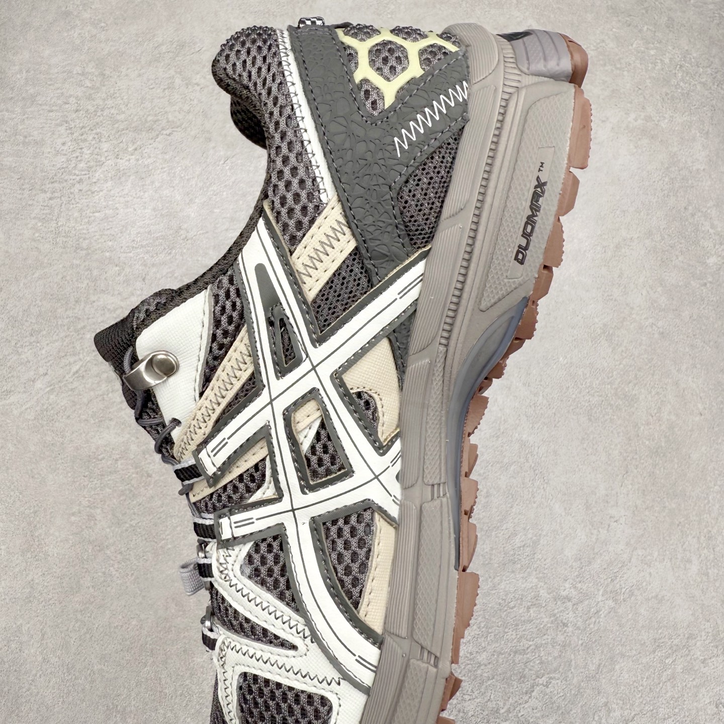 图片[7]-ASICS GEL-KAHANA K8 亚瑟士越野跑步鞋抓地稳定运动鞋缓震耐磨跑鞋 GEL-KAHANA系列为实用级越野跑鞋 融合机能和户外潮流强势回归 核心科技GEL内置于后跟 配合SPEVA弹性中底 减轻落地时地面对脚部的冲击力 中底内侧DYNAMIC DUOMAX 双密度防倾斜装置和中足补强结构 以及后跟几何形状构造 多方面支撑保护 AHAR耐磨橡胶大底 配合沟槽纹路设计 增强抓地力 后足GEL缓冲系统 减轻冲击时的冲击 实现平稳过渡 Trusstic系统 减少鞋底的重量 同时保留了鞋子结构的完整性 尺码：36 37 38 39 39.5 40 40.5 41.5 42 42.5 43.5 44 45-选品中心