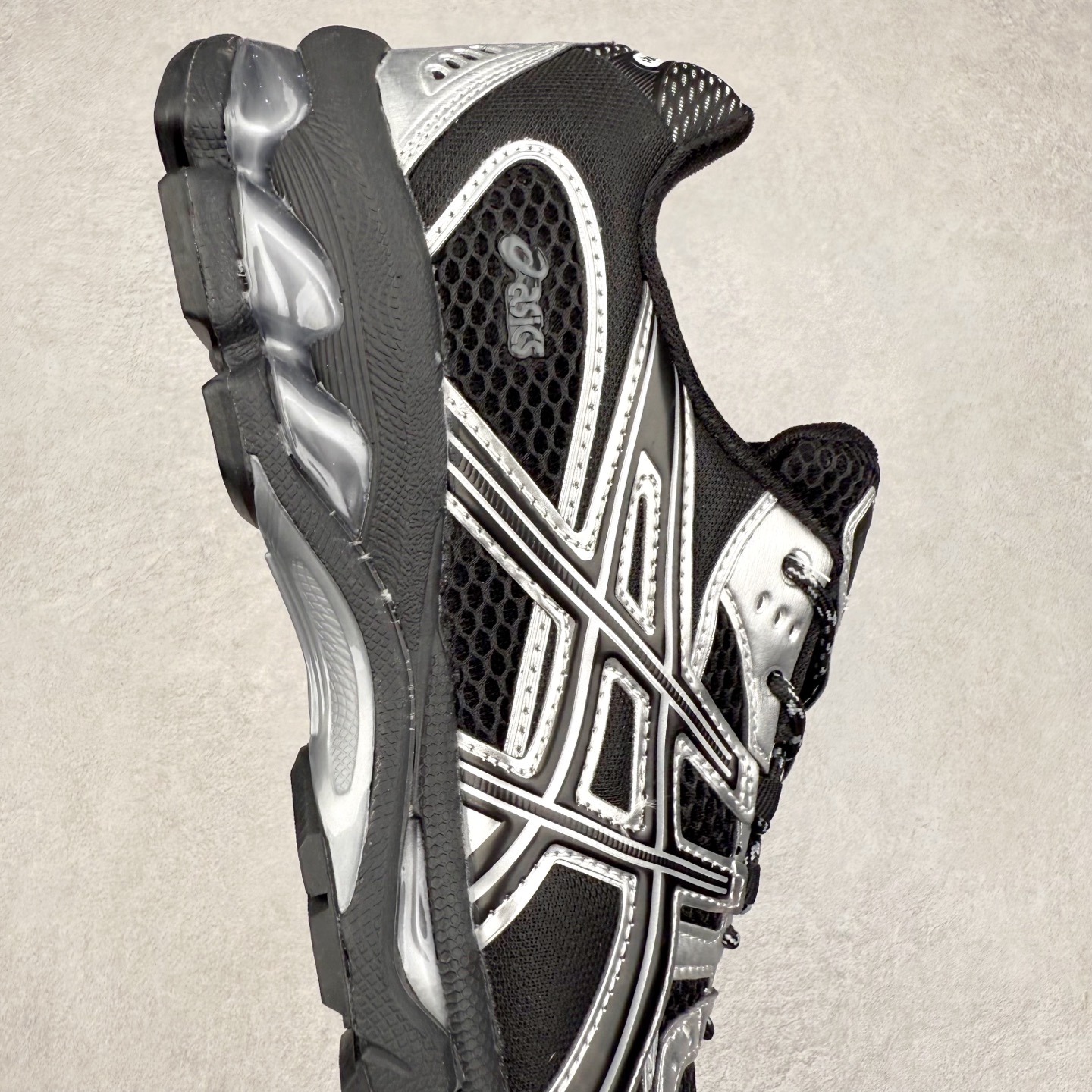 图片[6]-ASICS Gel-Nimbus 10.1 亚瑟士雨云10.1代系列轻量缓震休闲运动跑步鞋 近年来，运动鞋市场迎来了一个新的设计潮流：通过融合艺术与技术，赋予运动鞋更多的时尚元素和创新设计。作为市场中的领导者之一，ASICS（亚瑟士）一向以其技术创新和卓越的鞋款设计著称。而另一个前卫的实验鞋类品牌EMPTY BEHAVIOR，以其非凡的创意和探索，尤其对未来主义和非传统材料的热情撞击，从业界中脱颖而出。两者的合作，以推出特别版的GEL-NIMBUS™ 10.1鞋款——主题为“EVEN MY SHOE IS ART”为标志，为运动鞋设计涉入一个全新的高度。尺码：36 37 37.5 38 39 39.5 40.5 41.5 42 42.5 43.5 44 44.5 45-选品中心