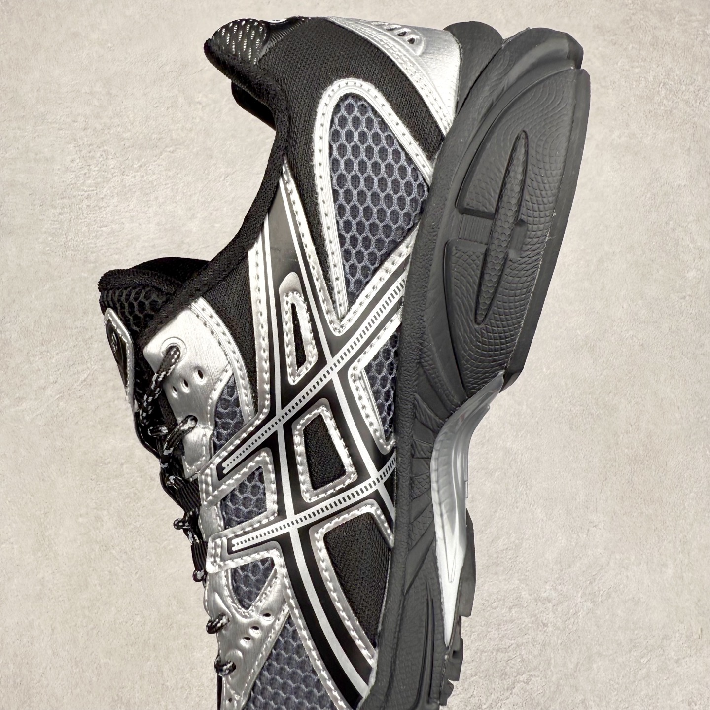 图片[7]-ASICS Gel-Nimbus 10.1 亚瑟士雨云10.1代系列轻量缓震休闲运动跑步鞋 近年来，运动鞋市场迎来了一个新的设计潮流：通过融合艺术与技术，赋予运动鞋更多的时尚元素和创新设计。作为市场中的领导者之一，ASICS（亚瑟士）一向以其技术创新和卓越的鞋款设计著称。而另一个前卫的实验鞋类品牌EMPTY BEHAVIOR，以其非凡的创意和探索，尤其对未来主义和非传统材料的热情撞击，从业界中脱颖而出。两者的合作，以推出特别版的GEL-NIMBUS™ 10.1鞋款——主题为“EVEN MY SHOE IS ART”为标志，为运动鞋设计涉入一个全新的高度。尺码：36 37 37.5 38 39 39.5 40.5 41.5 42 42.5 43.5 44 44.5 45-选品中心