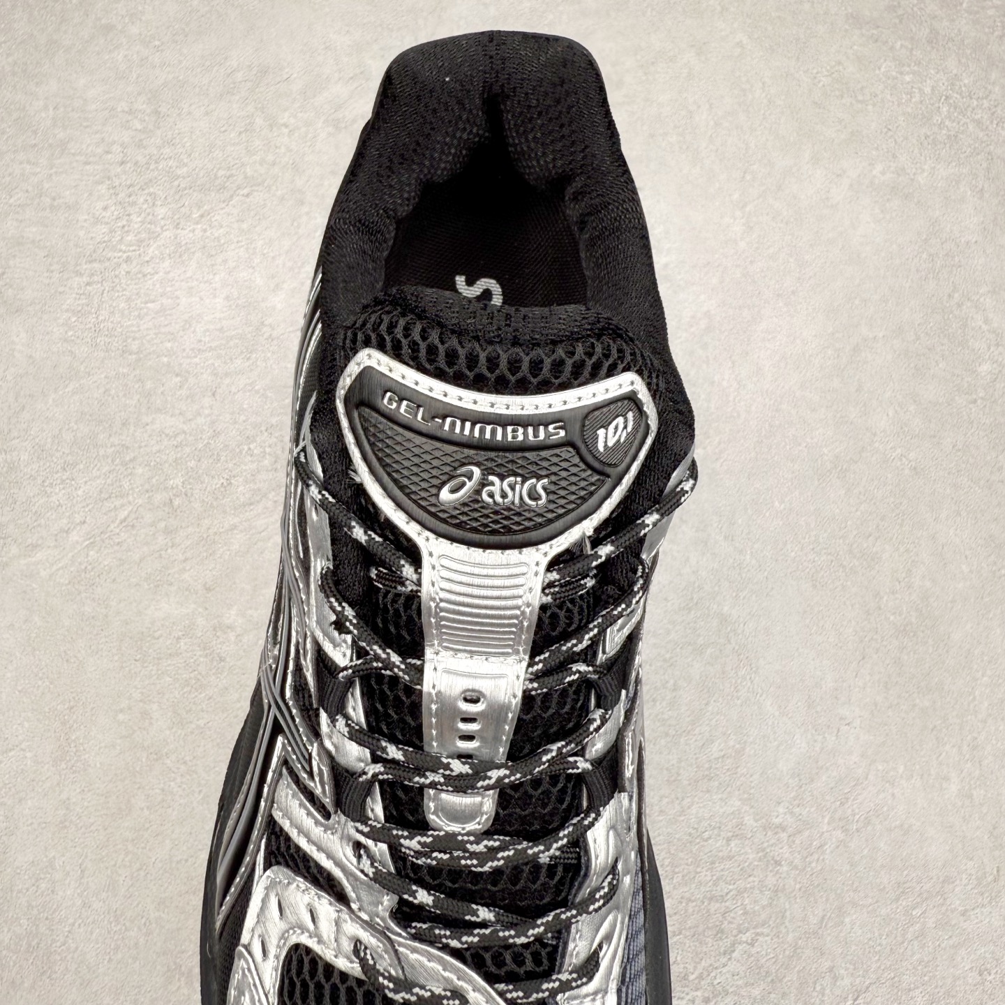 图片[5]-ASICS Gel-Nimbus 10.1 亚瑟士雨云10.1代系列轻量缓震休闲运动跑步鞋 近年来，运动鞋市场迎来了一个新的设计潮流：通过融合艺术与技术，赋予运动鞋更多的时尚元素和创新设计。作为市场中的领导者之一，ASICS（亚瑟士）一向以其技术创新和卓越的鞋款设计著称。而另一个前卫的实验鞋类品牌EMPTY BEHAVIOR，以其非凡的创意和探索，尤其对未来主义和非传统材料的热情撞击，从业界中脱颖而出。两者的合作，以推出特别版的GEL-NIMBUS™ 10.1鞋款——主题为“EVEN MY SHOE IS ART”为标志，为运动鞋设计涉入一个全新的高度。尺码：36 37 37.5 38 39 39.5 40.5 41.5 42 42.5 43.5 44 44.5 45-选品中心