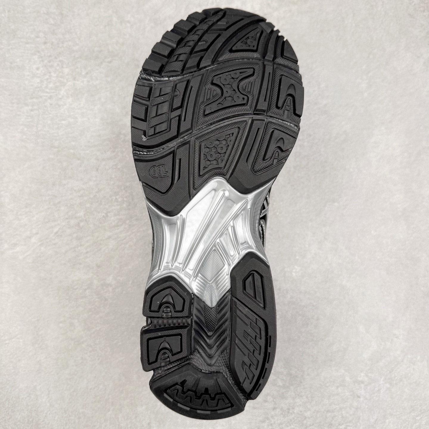 图片[9]-ASICS Gel-Nimbus 10.1 亚瑟士雨云10.1代系列轻量缓震休闲运动跑步鞋 近年来，运动鞋市场迎来了一个新的设计潮流：通过融合艺术与技术，赋予运动鞋更多的时尚元素和创新设计。作为市场中的领导者之一，ASICS（亚瑟士）一向以其技术创新和卓越的鞋款设计著称。而另一个前卫的实验鞋类品牌EMPTY BEHAVIOR，以其非凡的创意和探索，尤其对未来主义和非传统材料的热情撞击，从业界中脱颖而出。两者的合作，以推出特别版的GEL-NIMBUS™ 10.1鞋款——主题为“EVEN MY SHOE IS ART”为标志，为运动鞋设计涉入一个全新的高度。尺码：36 37 37.5 38 39 39.5 40.5 41.5 42 42.5 43.5 44 44.5 45-选品中心