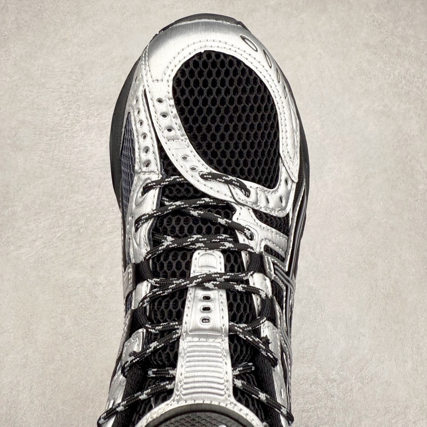 图片[4]-ASICS Gel-Nimbus 10.1 亚瑟士雨云10.1代系列轻量缓震休闲运动跑步鞋 近年来，运动鞋市场迎来了一个新的设计潮流：通过融合艺术与技术，赋予运动鞋更多的时尚元素和创新设计。作为市场中的领导者之一，ASICS（亚瑟士）一向以其技术创新和卓越的鞋款设计著称。而另一个前卫的实验鞋类品牌EMPTY BEHAVIOR，以其非凡的创意和探索，尤其对未来主义和非传统材料的热情撞击，从业界中脱颖而出。两者的合作，以推出特别版的GEL-NIMBUS™ 10.1鞋款——主题为“EVEN MY SHOE IS ART”为标志，为运动鞋设计涉入一个全新的高度。尺码：36 37 37.5 38 39 39.5 40.5 41.5 42 42.5 43.5 44 44.5 45-选品中心