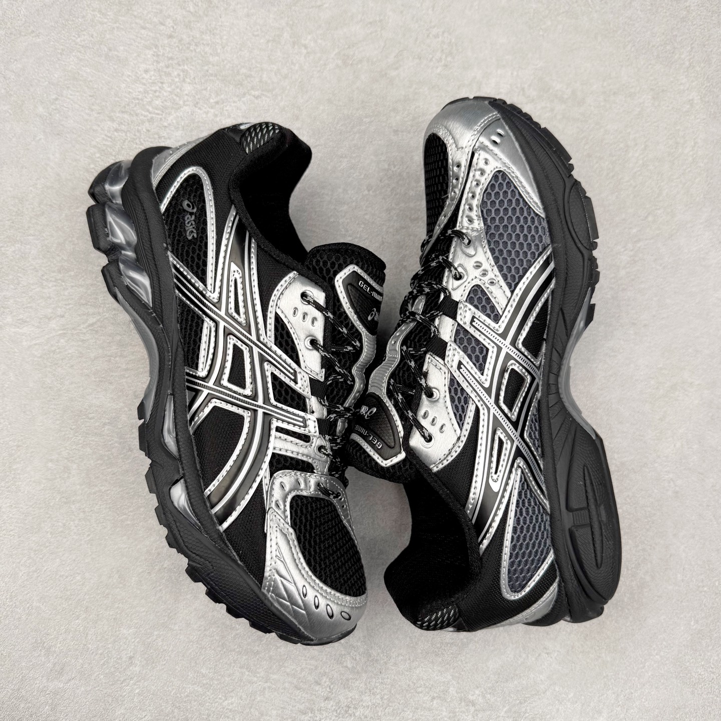 图片[3]-ASICS Gel-Nimbus 10.1 亚瑟士雨云10.1代系列轻量缓震休闲运动跑步鞋 近年来，运动鞋市场迎来了一个新的设计潮流：通过融合艺术与技术，赋予运动鞋更多的时尚元素和创新设计。作为市场中的领导者之一，ASICS（亚瑟士）一向以其技术创新和卓越的鞋款设计著称。而另一个前卫的实验鞋类品牌EMPTY BEHAVIOR，以其非凡的创意和探索，尤其对未来主义和非传统材料的热情撞击，从业界中脱颖而出。两者的合作，以推出特别版的GEL-NIMBUS™ 10.1鞋款——主题为“EVEN MY SHOE IS ART”为标志，为运动鞋设计涉入一个全新的高度。尺码：36 37 37.5 38 39 39.5 40.5 41.5 42 42.5 43.5 44 44.5 45-选品中心