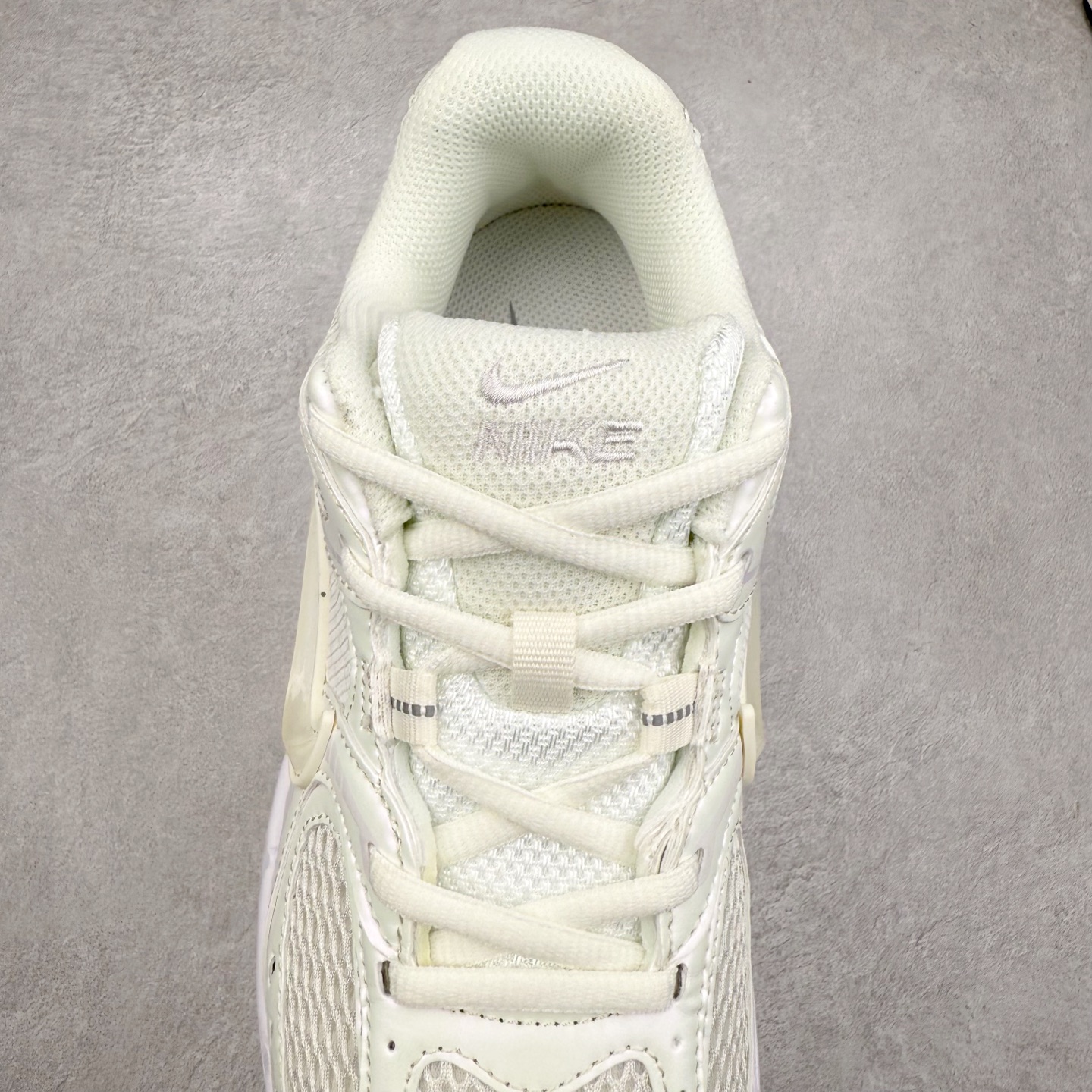 图片[5]-NK V5 RNR 舒适百搭防滑耐磨低帮跑步鞋 IH6355-047 舒适有型适合日常穿着 该鞋款延续千禧年经典设计搭载泡绵中底 厚实而轻盈匠心细节巧搭立体耐克勾标志焕新演绎复古跑鞋 鞋款从千禧年美学汲取灵感 混搭多种材质突显层次感立体感和传统跑步风范 尺码：36 36.5 37.5 38 38.5 39 40 40.5 41 42 42.5 43 44 44.5 45-选品中心