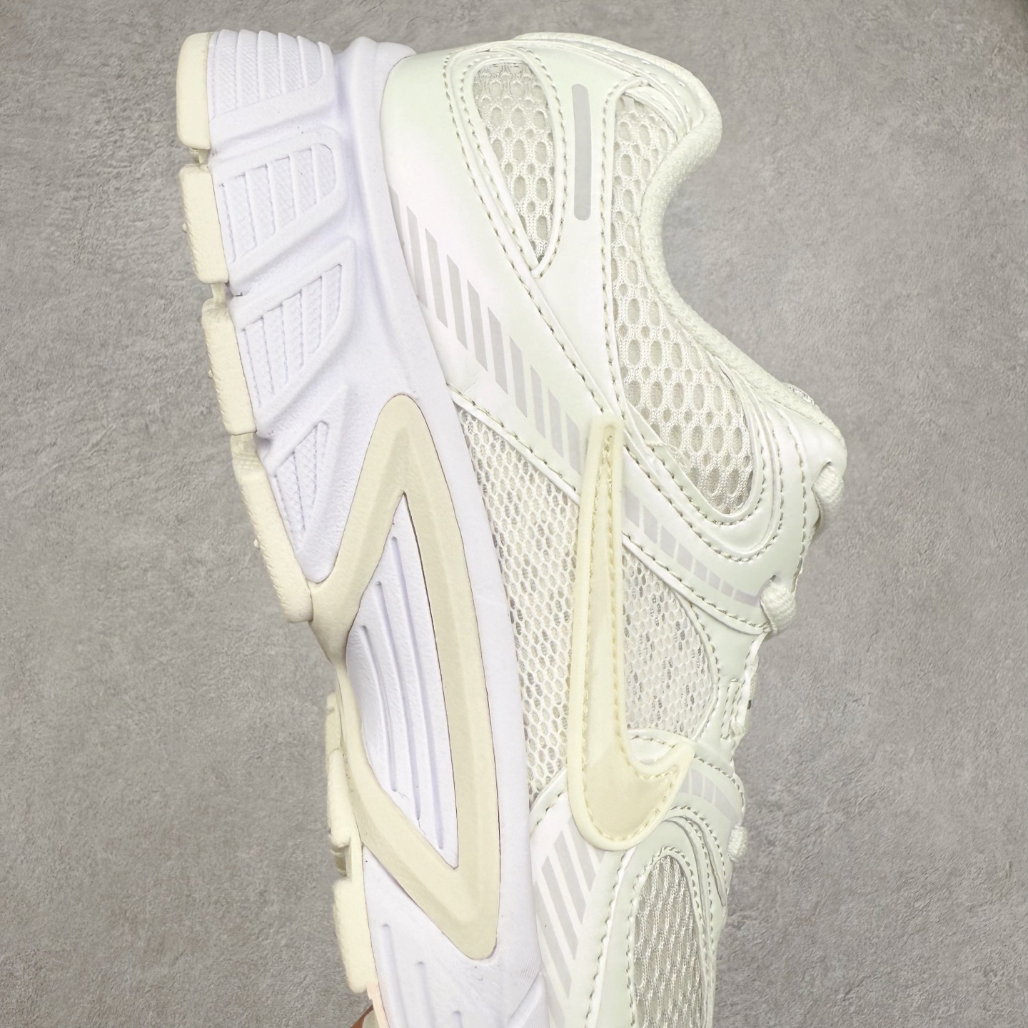 图片[6]-NK V5 RNR 舒适百搭防滑耐磨低帮跑步鞋 IH6355-047 舒适有型适合日常穿着 该鞋款延续千禧年经典设计搭载泡绵中底 厚实而轻盈匠心细节巧搭立体耐克勾标志焕新演绎复古跑鞋 鞋款从千禧年美学汲取灵感 混搭多种材质突显层次感立体感和传统跑步风范 尺码：36 36.5 37.5 38 38.5 39 40 40.5 41 42 42.5 43 44 44.5 45-选品中心