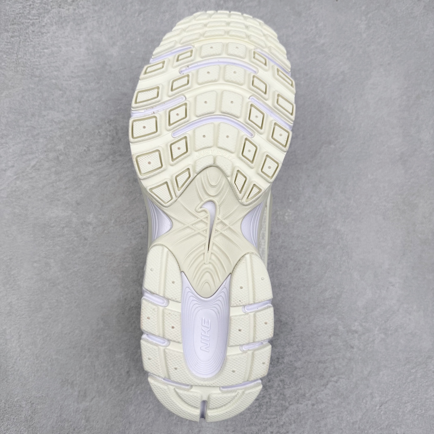 图片[9]-NK V5 RNR 舒适百搭防滑耐磨低帮跑步鞋 IH6355-047 舒适有型适合日常穿着 该鞋款延续千禧年经典设计搭载泡绵中底 厚实而轻盈匠心细节巧搭立体耐克勾标志焕新演绎复古跑鞋 鞋款从千禧年美学汲取灵感 混搭多种材质突显层次感立体感和传统跑步风范 尺码：36 36.5 37.5 38 38.5 39 40 40.5 41 42 42.5 43 44 44.5 45-选品中心