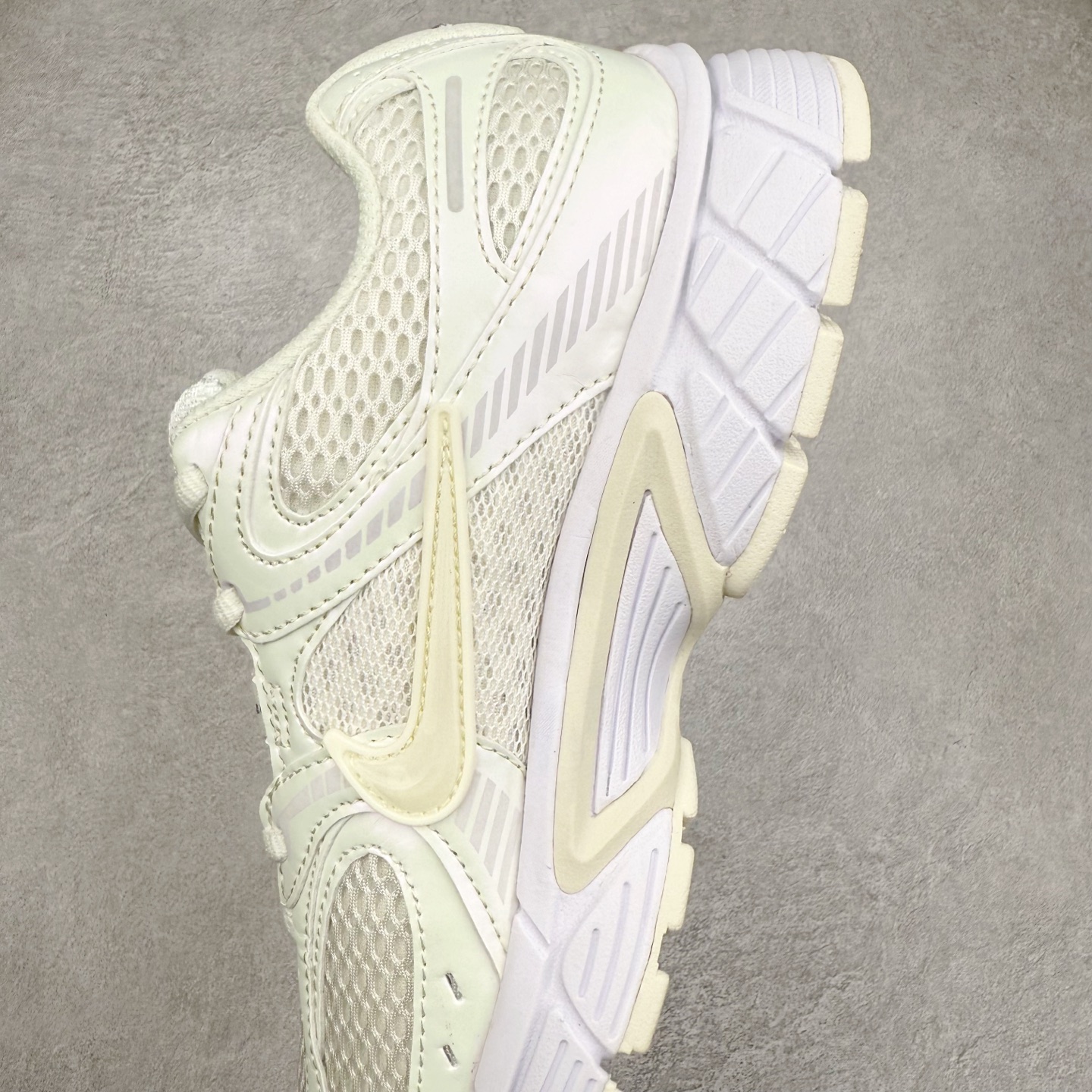 图片[7]-NK V5 RNR 舒适百搭防滑耐磨低帮跑步鞋 IH6355-047 舒适有型适合日常穿着 该鞋款延续千禧年经典设计搭载泡绵中底 厚实而轻盈匠心细节巧搭立体耐克勾标志焕新演绎复古跑鞋 鞋款从千禧年美学汲取灵感 混搭多种材质突显层次感立体感和传统跑步风范 尺码：36 36.5 37.5 38 38.5 39 40 40.5 41 42 42.5 43 44 44.5 45-选品中心