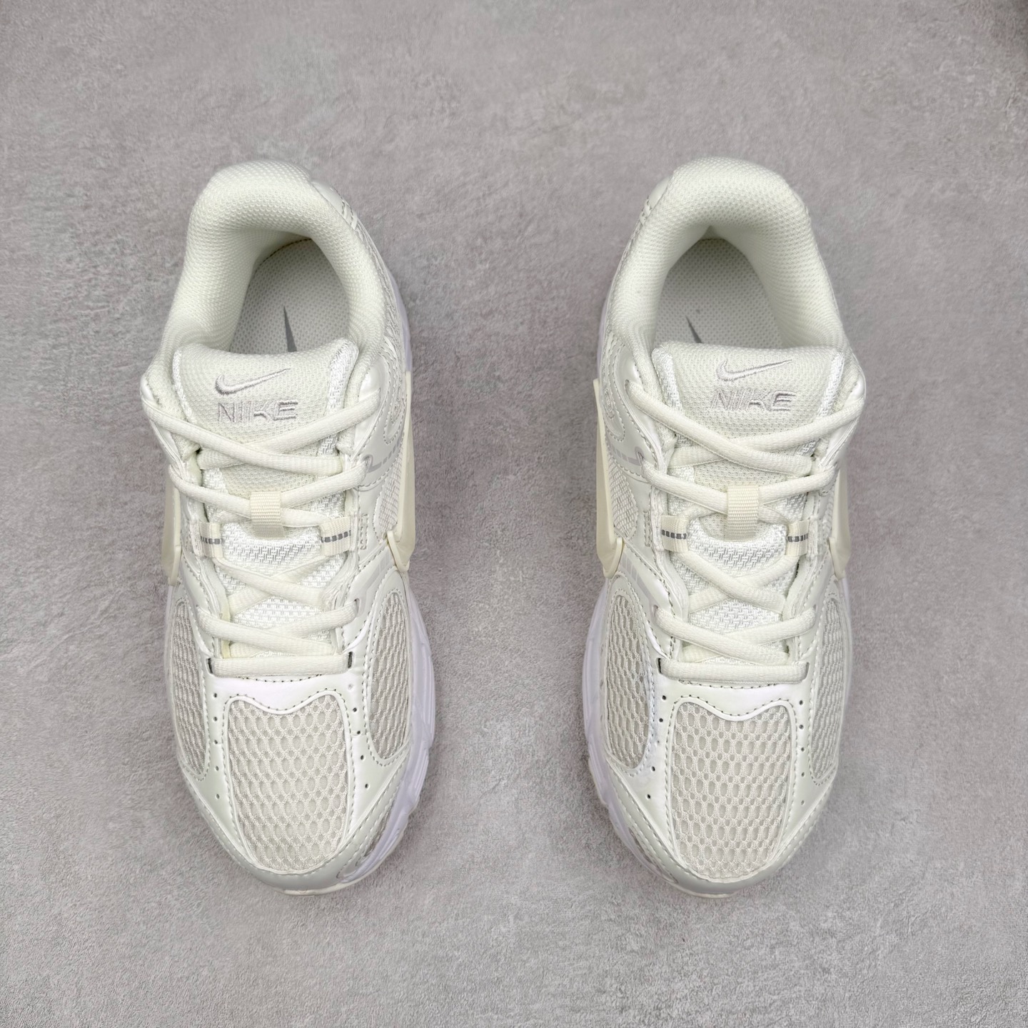 图片[2]-NK V5 RNR 舒适百搭防滑耐磨低帮跑步鞋 IH6355-047 舒适有型适合日常穿着 该鞋款延续千禧年经典设计搭载泡绵中底 厚实而轻盈匠心细节巧搭立体耐克勾标志焕新演绎复古跑鞋 鞋款从千禧年美学汲取灵感 混搭多种材质突显层次感立体感和传统跑步风范 尺码：36 36.5 37.5 38 38.5 39 40 40.5 41 42 42.5 43 44 44.5 45-选品中心