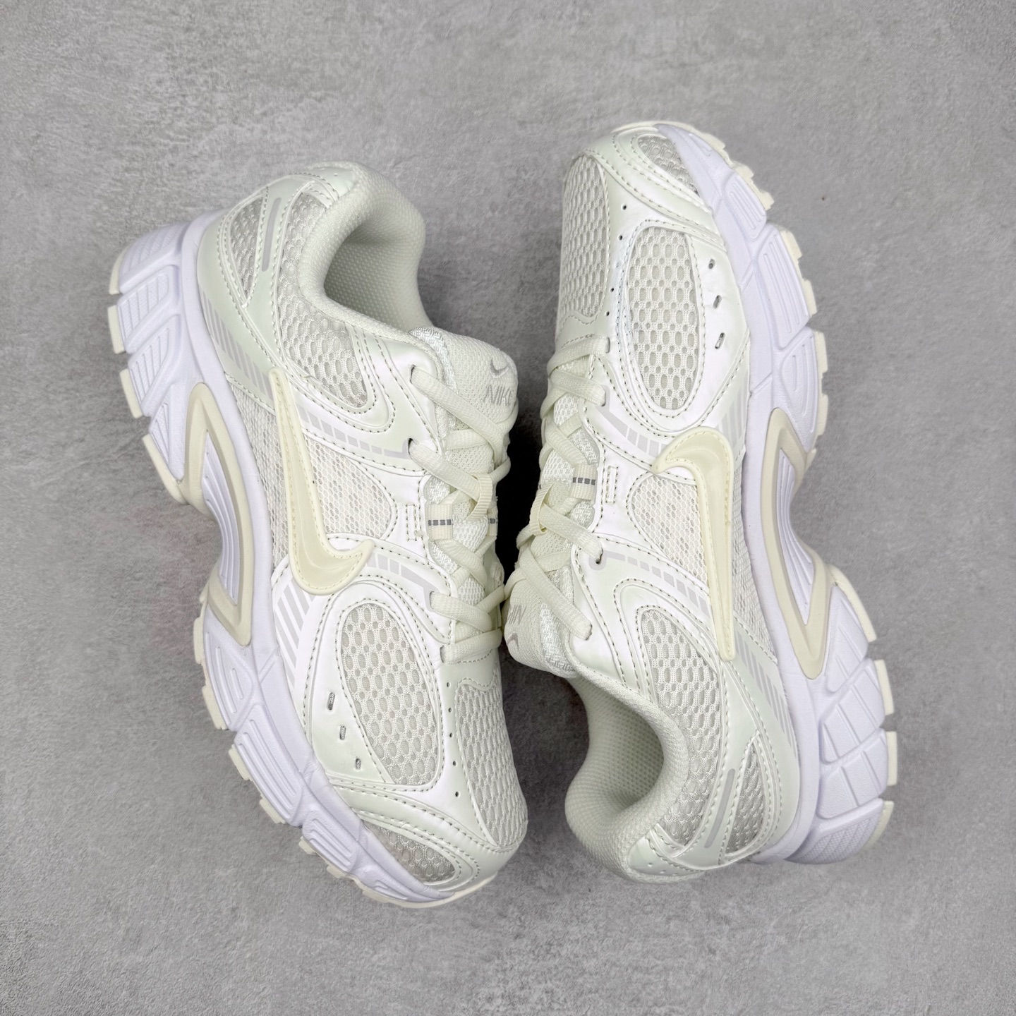 图片[3]-NK V5 RNR 舒适百搭防滑耐磨低帮跑步鞋 IH6355-047 舒适有型适合日常穿着 该鞋款延续千禧年经典设计搭载泡绵中底 厚实而轻盈匠心细节巧搭立体耐克勾标志焕新演绎复古跑鞋 鞋款从千禧年美学汲取灵感 混搭多种材质突显层次感立体感和传统跑步风范 尺码：36 36.5 37.5 38 38.5 39 40 40.5 41 42 42.5 43 44 44.5 45-选品中心