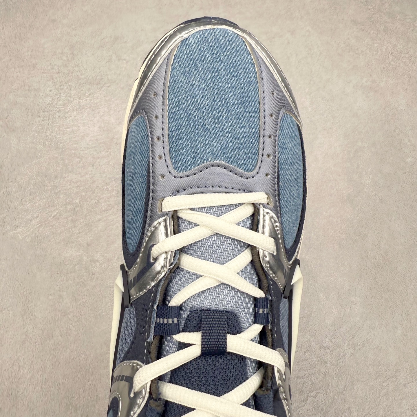 图片[4]-NK V5 RNR 舒适百搭防滑耐磨低帮跑步鞋 IF3649-006 舒适有型适合日常穿着 该鞋款延续千禧年经典设计搭载泡绵中底 厚实而轻盈匠心细节巧搭立体耐克勾标志焕新演绎复古跑鞋 鞋款从千禧年美学汲取灵感 混搭多种材质突显层次感立体感和传统跑步风范 尺码：36 36.5 37.5 38 38.5 39 40 40.5 41 42 42.5 43 44 44.5 45-选品中心