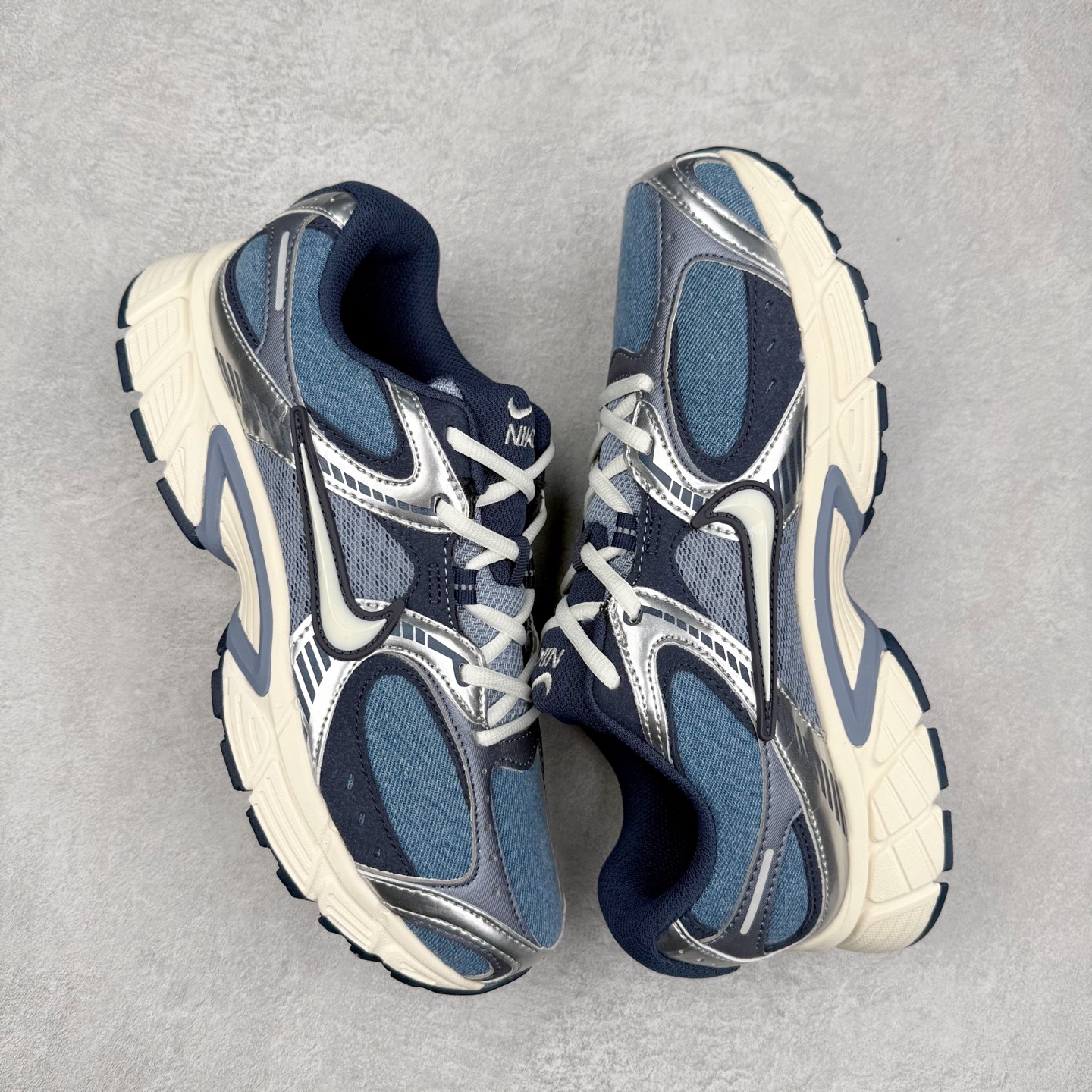 图片[3]-NK V5 RNR 舒适百搭防滑耐磨低帮跑步鞋 IF3649-006 舒适有型适合日常穿着 该鞋款延续千禧年经典设计搭载泡绵中底 厚实而轻盈匠心细节巧搭立体耐克勾标志焕新演绎复古跑鞋 鞋款从千禧年美学汲取灵感 混搭多种材质突显层次感立体感和传统跑步风范 尺码：36 36.5 37.5 38 38.5 39 40 40.5 41 42 42.5 43 44 44.5 45-选品中心