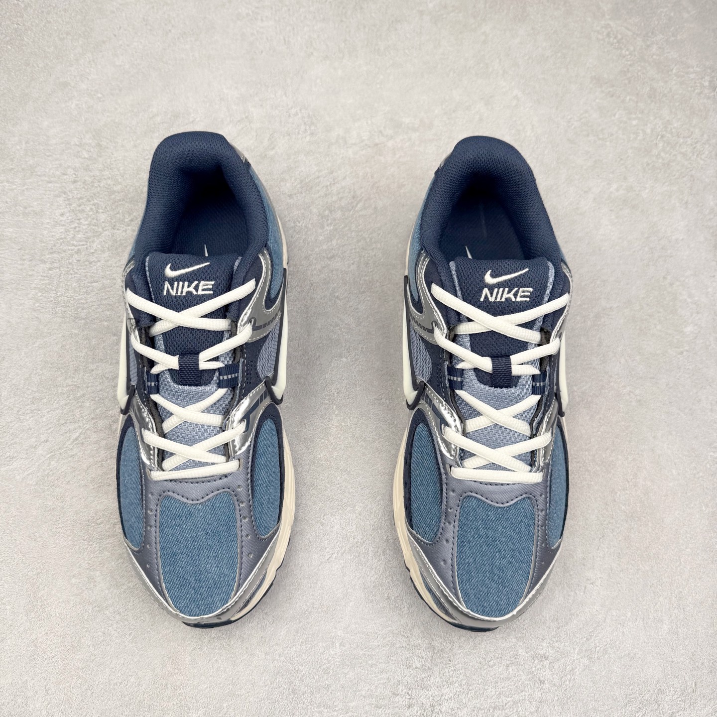 图片[2]-NK V5 RNR 舒适百搭防滑耐磨低帮跑步鞋 IF3649-006 舒适有型适合日常穿着 该鞋款延续千禧年经典设计搭载泡绵中底 厚实而轻盈匠心细节巧搭立体耐克勾标志焕新演绎复古跑鞋 鞋款从千禧年美学汲取灵感 混搭多种材质突显层次感立体感和传统跑步风范 尺码：36 36.5 37.5 38 38.5 39 40 40.5 41 42 42.5 43 44 44.5 45-选品中心