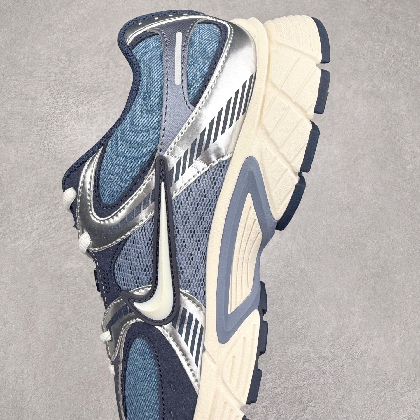 图片[7]-NK V5 RNR 舒适百搭防滑耐磨低帮跑步鞋 IF3649-006 舒适有型适合日常穿着 该鞋款延续千禧年经典设计搭载泡绵中底 厚实而轻盈匠心细节巧搭立体耐克勾标志焕新演绎复古跑鞋 鞋款从千禧年美学汲取灵感 混搭多种材质突显层次感立体感和传统跑步风范 尺码：36 36.5 37.5 38 38.5 39 40 40.5 41 42 42.5 43 44 44.5 45-选品中心