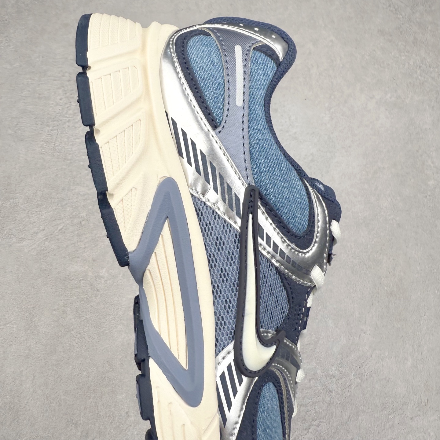 图片[6]-NK V5 RNR 舒适百搭防滑耐磨低帮跑步鞋 IF3649-006 舒适有型适合日常穿着 该鞋款延续千禧年经典设计搭载泡绵中底 厚实而轻盈匠心细节巧搭立体耐克勾标志焕新演绎复古跑鞋 鞋款从千禧年美学汲取灵感 混搭多种材质突显层次感立体感和传统跑步风范 尺码：36 36.5 37.5 38 38.5 39 40 40.5 41 42 42.5 43 44 44.5 45-选品中心