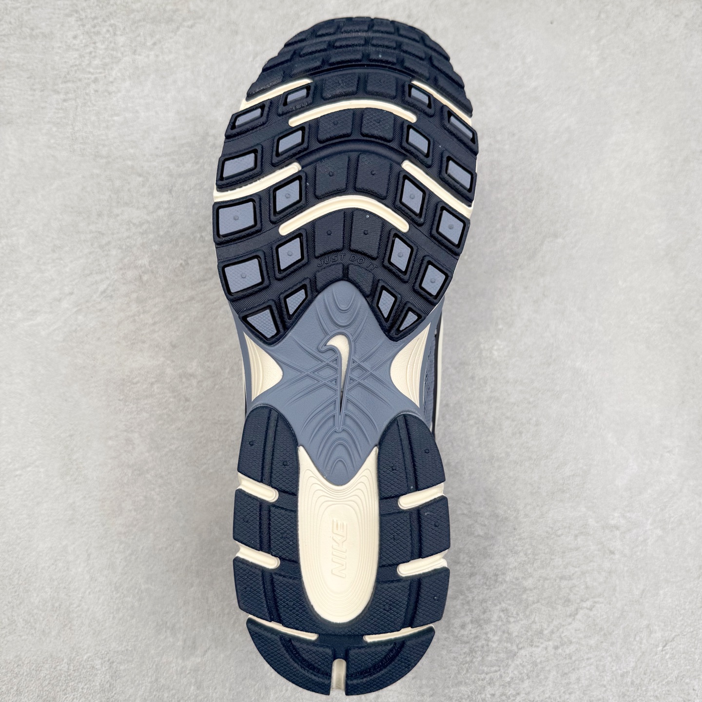 图片[9]-NK V5 RNR 舒适百搭防滑耐磨低帮跑步鞋 IF3649-006 舒适有型适合日常穿着 该鞋款延续千禧年经典设计搭载泡绵中底 厚实而轻盈匠心细节巧搭立体耐克勾标志焕新演绎复古跑鞋 鞋款从千禧年美学汲取灵感 混搭多种材质突显层次感立体感和传统跑步风范 尺码：36 36.5 37.5 38 38.5 39 40 40.5 41 42 42.5 43 44 44.5 45-选品中心