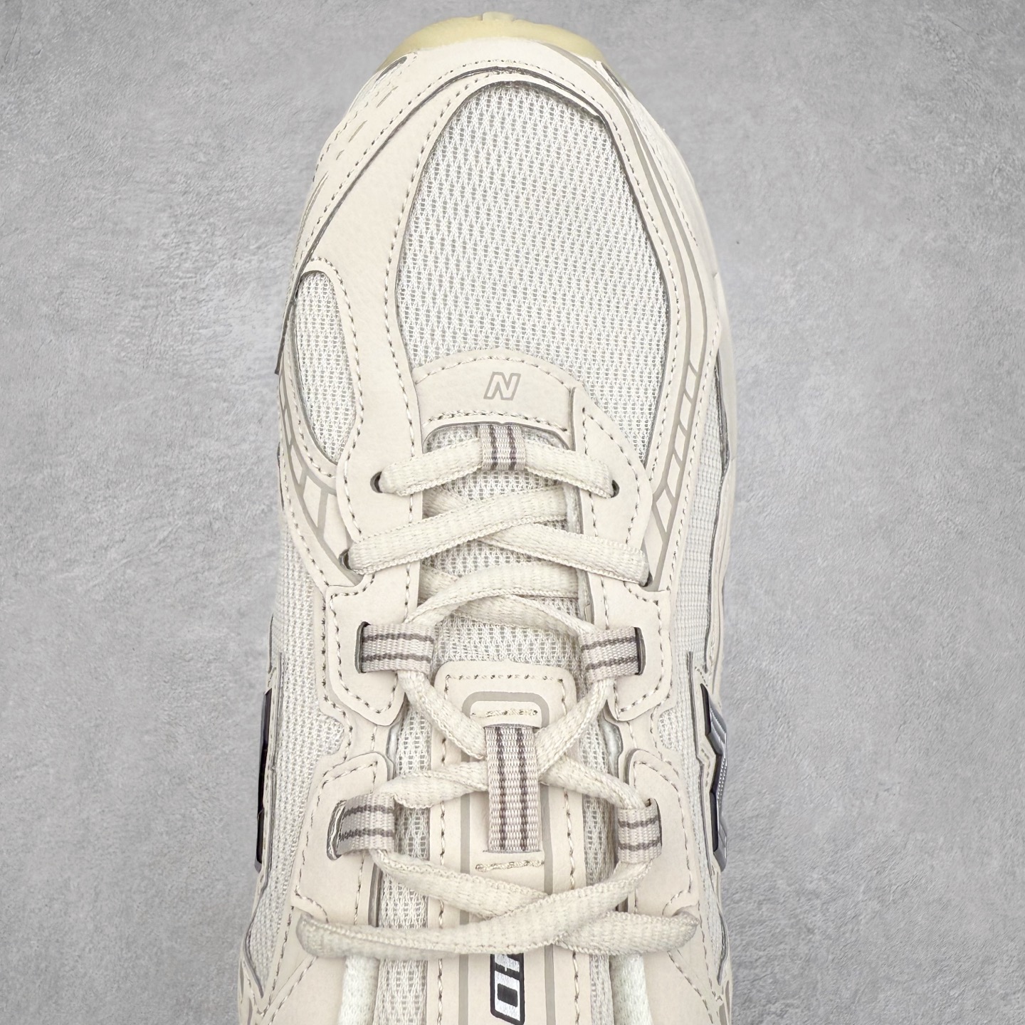 图片[4]-＃DT纯原 New Balance MR740 NB新百伦系列复古老爹风休闲运动慢跑鞋 采用轻质牛剖革拼接透气网眼衬垫织物鞋面材质 T-Beam大底提供足步弓支撑 保持步态稳定#后跟搭载外露缓震胶 鞋身整体以各种深浅不一的灰色覆盖 鞋头以淡蓝色调装饰，网眼衬垫通过不规律的色块实现做旧的美感 泛黄的鞋底更是进一步增添了复古气息 尺码：36 37 37.5 38 38.5 39.5 40 40.5 41.5 42 42.5 43 44 44.5 45-选品中心