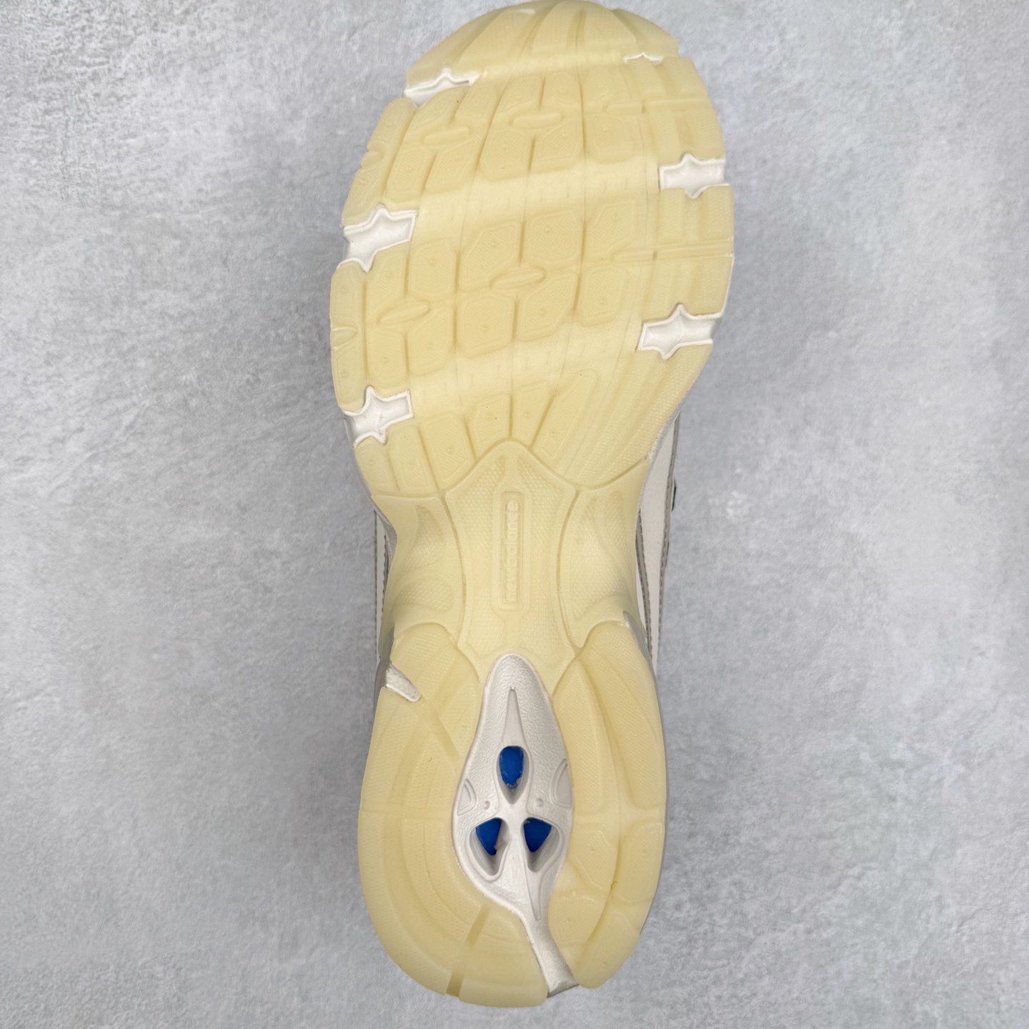 图片[9]-＃DT纯原 New Balance MR740 NB新百伦系列复古老爹风休闲运动慢跑鞋 采用轻质牛剖革拼接透气网眼衬垫织物鞋面材质 T-Beam大底提供足步弓支撑 保持步态稳定#后跟搭载外露缓震胶 鞋身整体以各种深浅不一的灰色覆盖 鞋头以淡蓝色调装饰，网眼衬垫通过不规律的色块实现做旧的美感 泛黄的鞋底更是进一步增添了复古气息 尺码：36 37 37.5 38 38.5 39.5 40 40.5 41.5 42 42.5 43 44 44.5 45-选品中心