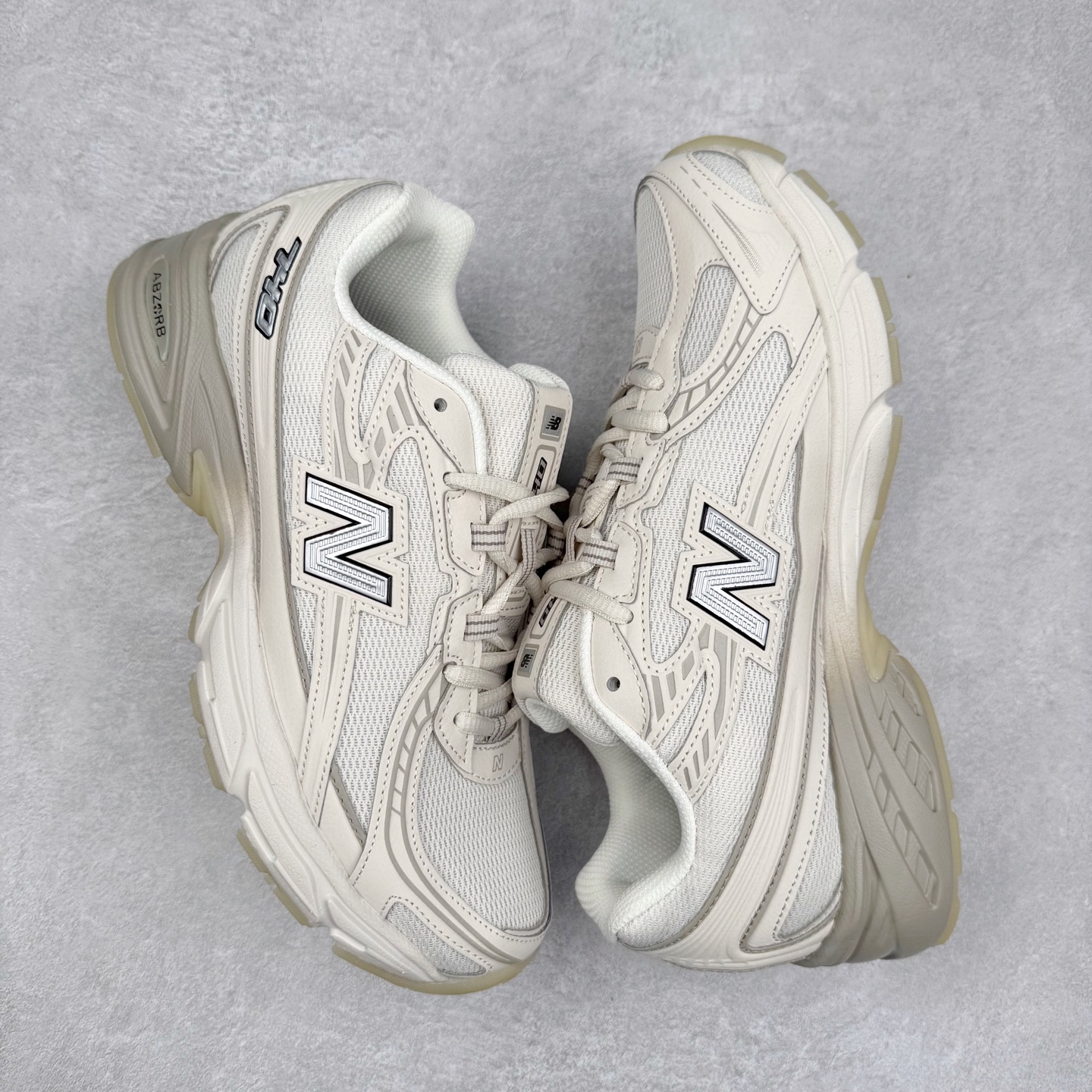 图片[3]-＃DT纯原 New Balance MR740 NB新百伦系列复古老爹风休闲运动慢跑鞋 采用轻质牛剖革拼接透气网眼衬垫织物鞋面材质 T-Beam大底提供足步弓支撑 保持步态稳定#后跟搭载外露缓震胶 鞋身整体以各种深浅不一的灰色覆盖 鞋头以淡蓝色调装饰，网眼衬垫通过不规律的色块实现做旧的美感 泛黄的鞋底更是进一步增添了复古气息 尺码：36 37 37.5 38 38.5 39.5 40 40.5 41.5 42 42.5 43 44 44.5 45-选品中心