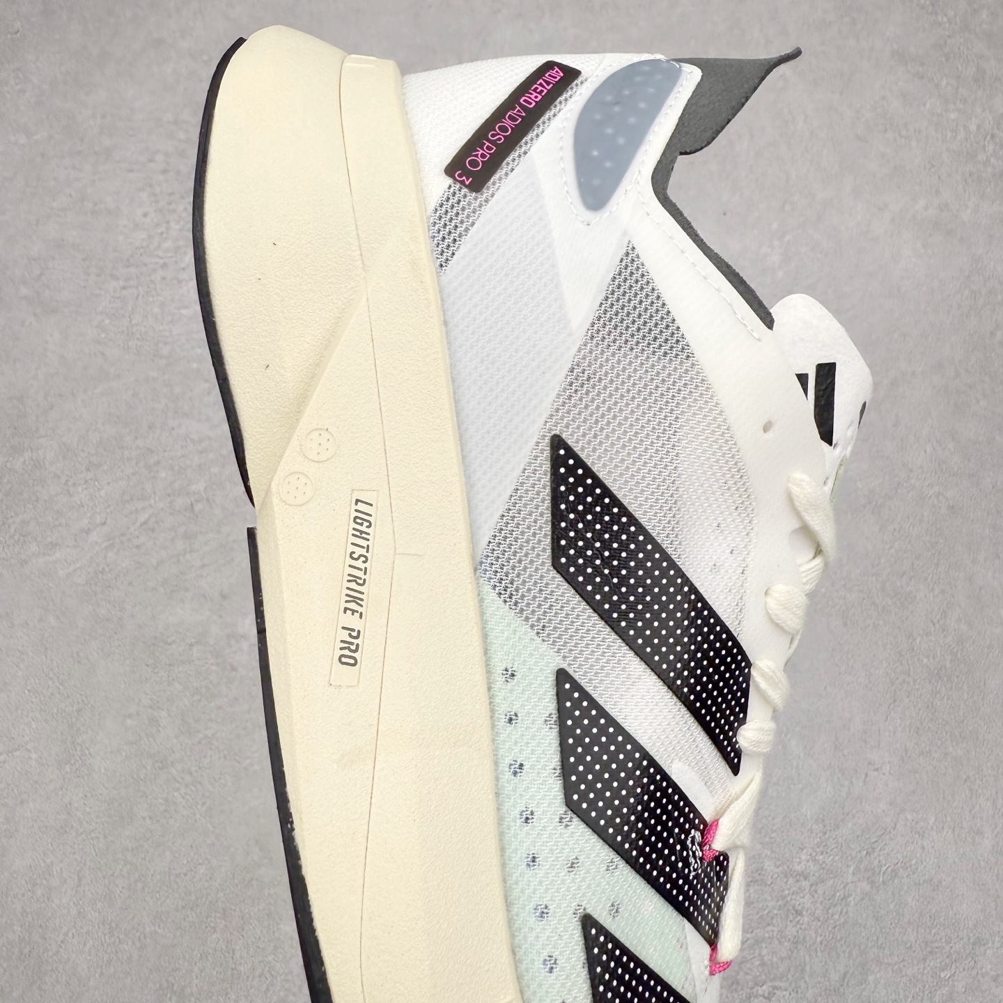 图片[6]-AD Adizero Adios Pro 3 马拉松竞速专业跑鞋 GV7067 CELERMESH针织网面非常轻薄 纤维间的缝隙很大 可以保证跑步时的透气、排汗效果 鞋舌直接与两侧的内衬和鞋底连接在一起 在跑步过程中不会被鞋舌的左右移动所困扰 在标准鞋带孔的基础上再拓宽一组鞋带孔 适合不同脚型的需求 突破性 EnergyRods 技术，有助于跑者实现更好的成绩 中底独特的LIGHTSTRIKE PRO泡棉材质 微弹感觉在跑步过程中给予了良好的支撑体验 对于顶级精英和高水平进阶跑者来说 ADIOS PRO是一双值得信赖的竞速比赛用鞋 尺码：36 36.5 37.5 38 38.5 39 40 40.5 41 42 42.5 43 44 44.5 45-选品中心