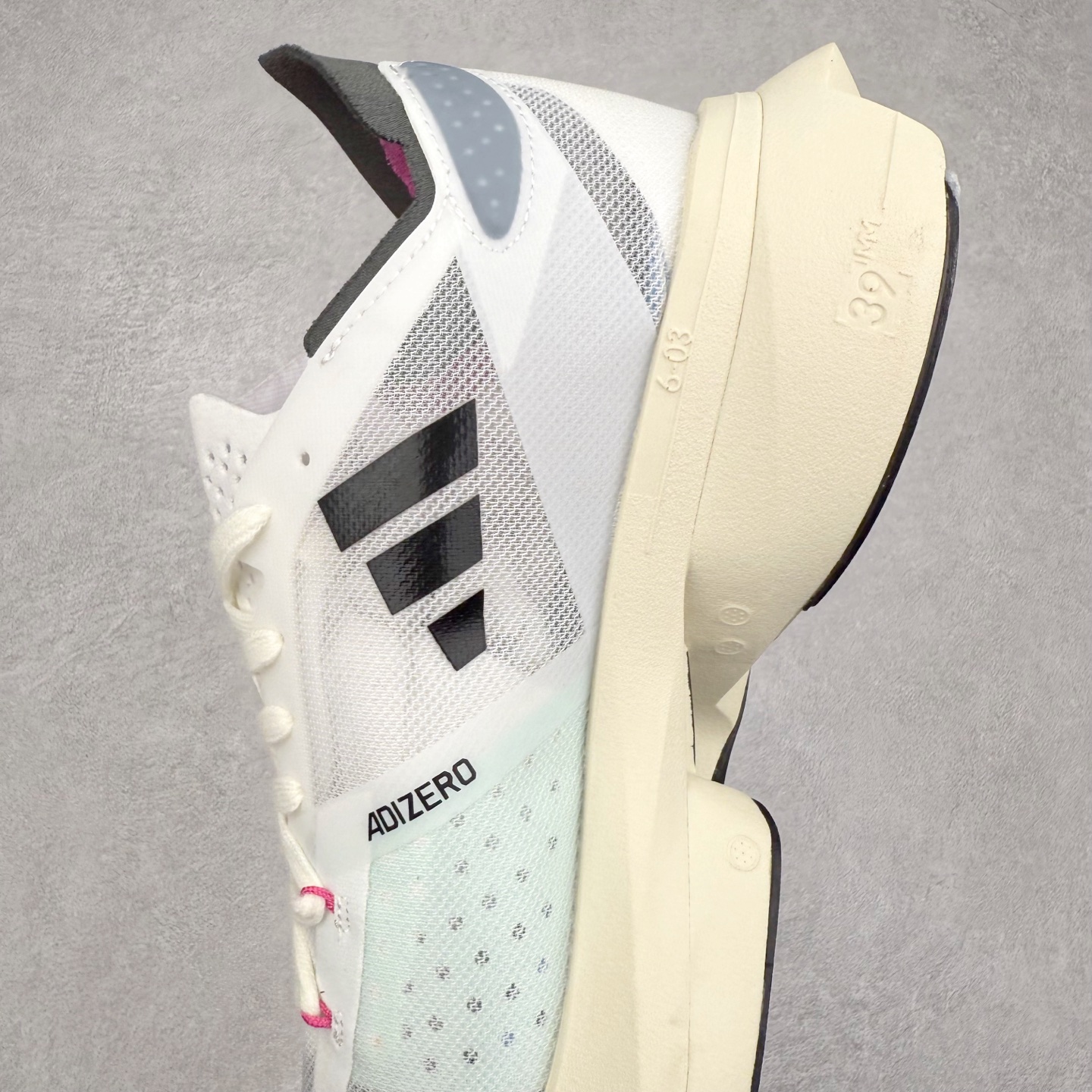 图片[7]-AD Adizero Adios Pro 3 马拉松竞速专业跑鞋 GV7067 CELERMESH针织网面非常轻薄 纤维间的缝隙很大 可以保证跑步时的透气、排汗效果 鞋舌直接与两侧的内衬和鞋底连接在一起 在跑步过程中不会被鞋舌的左右移动所困扰 在标准鞋带孔的基础上再拓宽一组鞋带孔 适合不同脚型的需求 突破性 EnergyRods 技术，有助于跑者实现更好的成绩 中底独特的LIGHTSTRIKE PRO泡棉材质 微弹感觉在跑步过程中给予了良好的支撑体验 对于顶级精英和高水平进阶跑者来说 ADIOS PRO是一双值得信赖的竞速比赛用鞋 尺码：36 36.5 37.5 38 38.5 39 40 40.5 41 42 42.5 43 44 44.5 45-选品中心