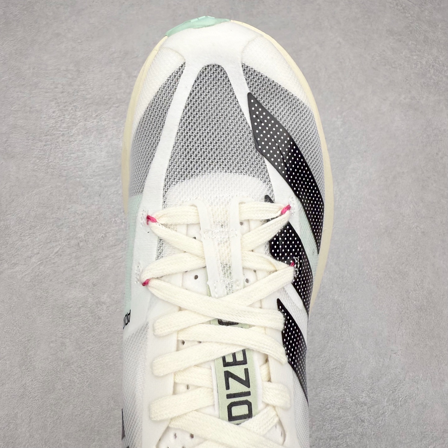 图片[4]-AD Adizero Adios Pro 3 马拉松竞速专业跑鞋 GV7067 CELERMESH针织网面非常轻薄 纤维间的缝隙很大 可以保证跑步时的透气、排汗效果 鞋舌直接与两侧的内衬和鞋底连接在一起 在跑步过程中不会被鞋舌的左右移动所困扰 在标准鞋带孔的基础上再拓宽一组鞋带孔 适合不同脚型的需求 突破性 EnergyRods 技术，有助于跑者实现更好的成绩 中底独特的LIGHTSTRIKE PRO泡棉材质 微弹感觉在跑步过程中给予了良好的支撑体验 对于顶级精英和高水平进阶跑者来说 ADIOS PRO是一双值得信赖的竞速比赛用鞋 尺码：36 36.5 37.5 38 38.5 39 40 40.5 41 42 42.5 43 44 44.5 45-选品中心