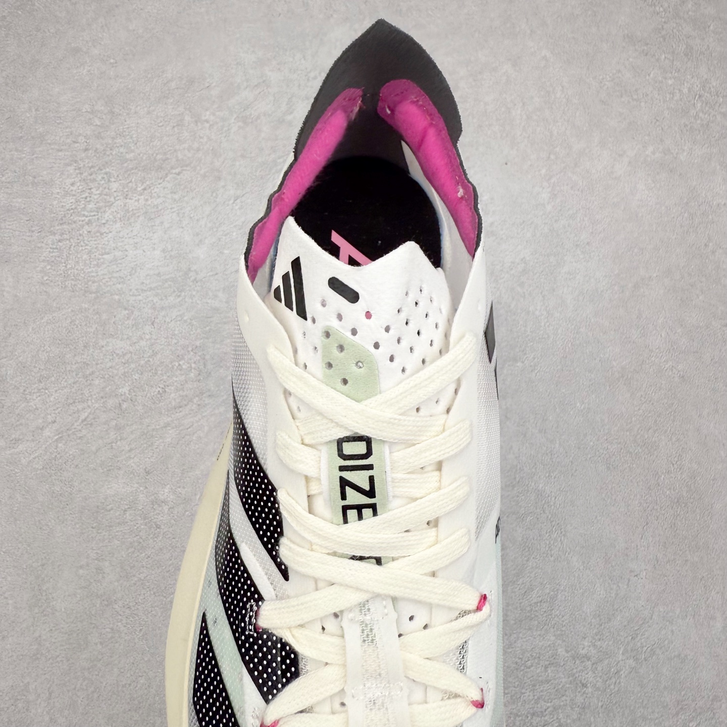 图片[5]-AD Adizero Adios Pro 3 马拉松竞速专业跑鞋 GV7067 CELERMESH针织网面非常轻薄 纤维间的缝隙很大 可以保证跑步时的透气、排汗效果 鞋舌直接与两侧的内衬和鞋底连接在一起 在跑步过程中不会被鞋舌的左右移动所困扰 在标准鞋带孔的基础上再拓宽一组鞋带孔 适合不同脚型的需求 突破性 EnergyRods 技术，有助于跑者实现更好的成绩 中底独特的LIGHTSTRIKE PRO泡棉材质 微弹感觉在跑步过程中给予了良好的支撑体验 对于顶级精英和高水平进阶跑者来说 ADIOS PRO是一双值得信赖的竞速比赛用鞋 尺码：36 36.5 37.5 38 38.5 39 40 40.5 41 42 42.5 43 44 44.5 45-选品中心