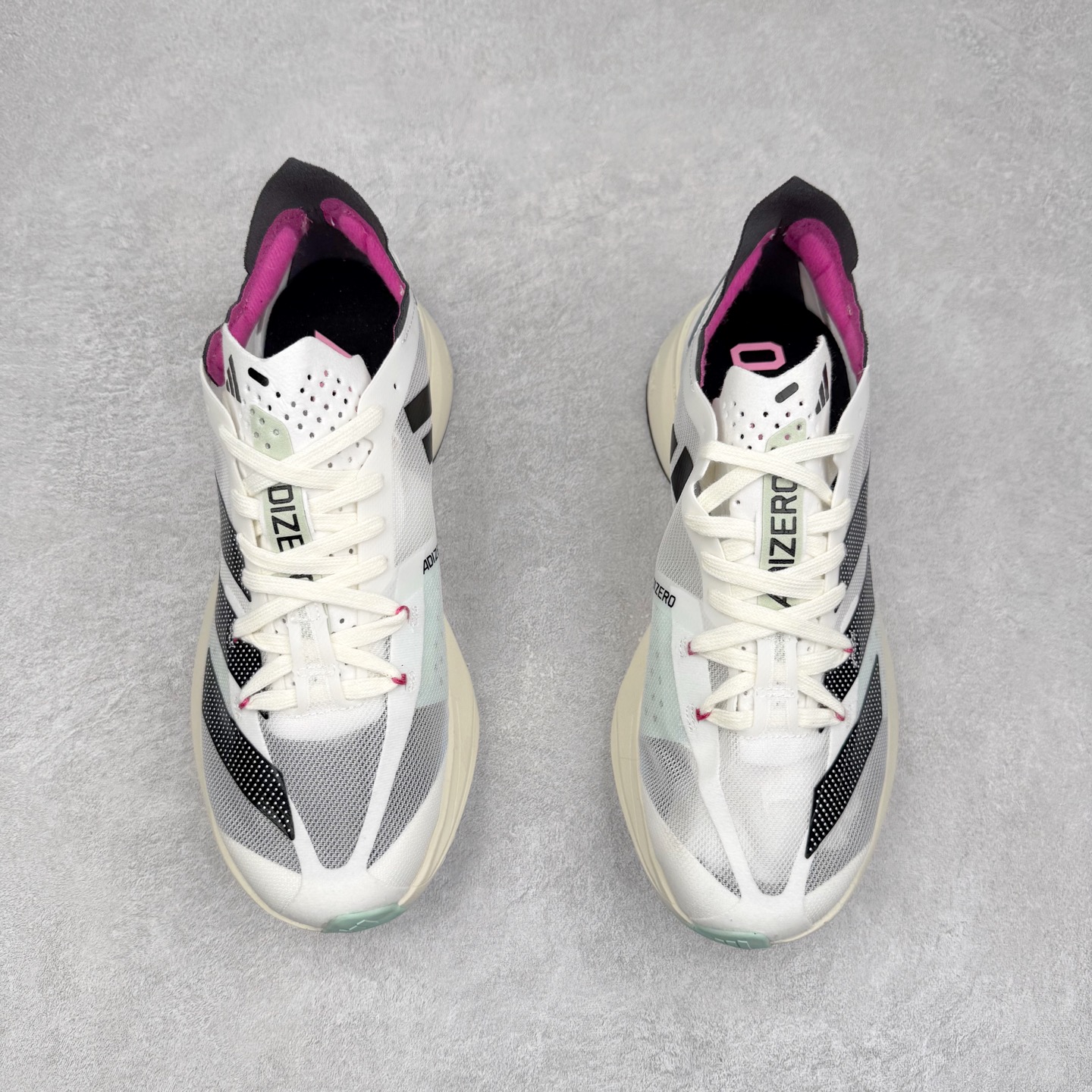 图片[2]-AD Adizero Adios Pro 3 马拉松竞速专业跑鞋 GV7067 CELERMESH针织网面非常轻薄 纤维间的缝隙很大 可以保证跑步时的透气、排汗效果 鞋舌直接与两侧的内衬和鞋底连接在一起 在跑步过程中不会被鞋舌的左右移动所困扰 在标准鞋带孔的基础上再拓宽一组鞋带孔 适合不同脚型的需求 突破性 EnergyRods 技术，有助于跑者实现更好的成绩 中底独特的LIGHTSTRIKE PRO泡棉材质 微弹感觉在跑步过程中给予了良好的支撑体验 对于顶级精英和高水平进阶跑者来说 ADIOS PRO是一双值得信赖的竞速比赛用鞋 尺码：36 36.5 37.5 38 38.5 39 40 40.5 41 42 42.5 43 44 44.5 45-选品中心