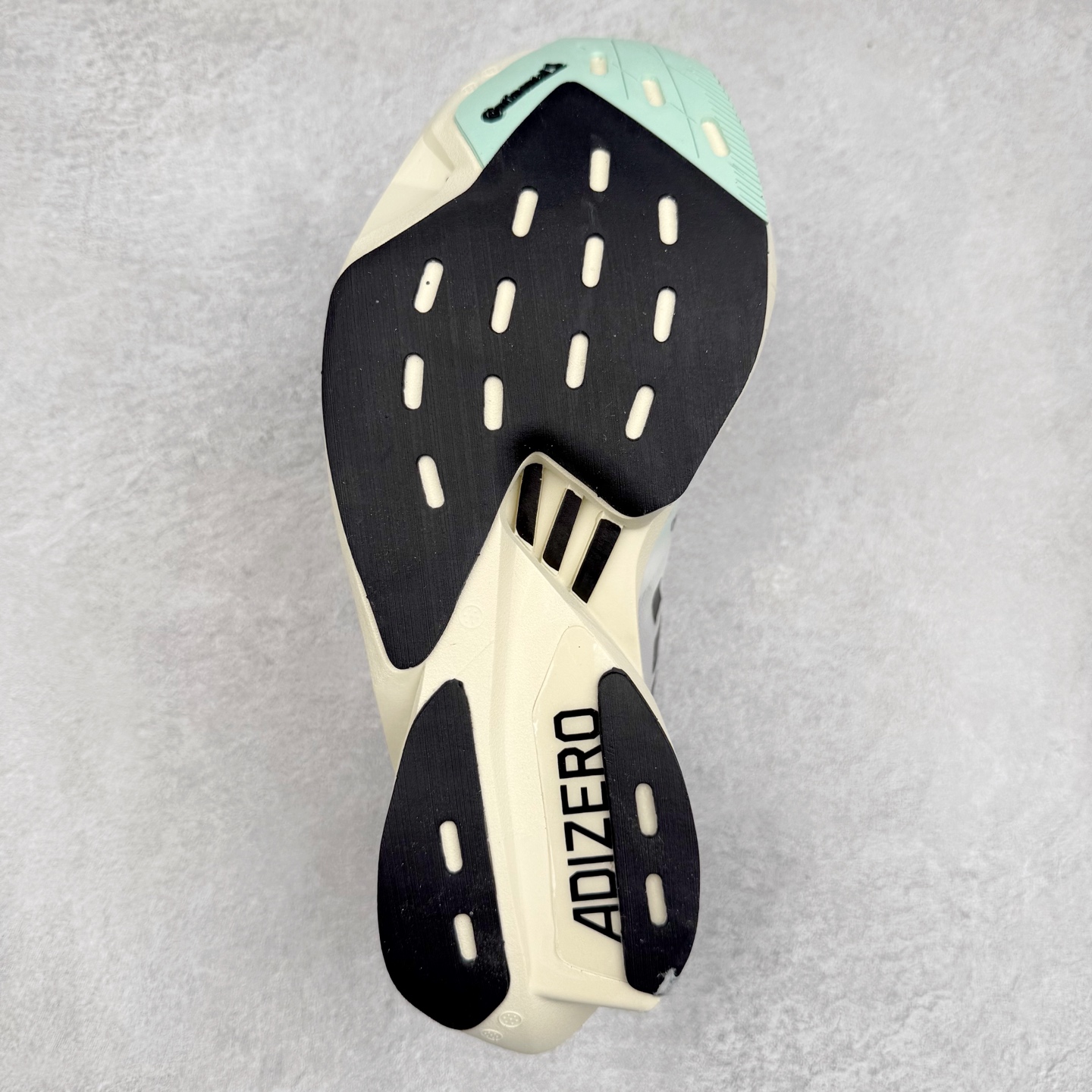 图片[9]-AD Adizero Adios Pro 3 马拉松竞速专业跑鞋 GV7067 CELERMESH针织网面非常轻薄 纤维间的缝隙很大 可以保证跑步时的透气、排汗效果 鞋舌直接与两侧的内衬和鞋底连接在一起 在跑步过程中不会被鞋舌的左右移动所困扰 在标准鞋带孔的基础上再拓宽一组鞋带孔 适合不同脚型的需求 突破性 EnergyRods 技术，有助于跑者实现更好的成绩 中底独特的LIGHTSTRIKE PRO泡棉材质 微弹感觉在跑步过程中给予了良好的支撑体验 对于顶级精英和高水平进阶跑者来说 ADIOS PRO是一双值得信赖的竞速比赛用鞋 尺码：36 36.5 37.5 38 38.5 39 40 40.5 41 42 42.5 43 44 44.5 45-选品中心