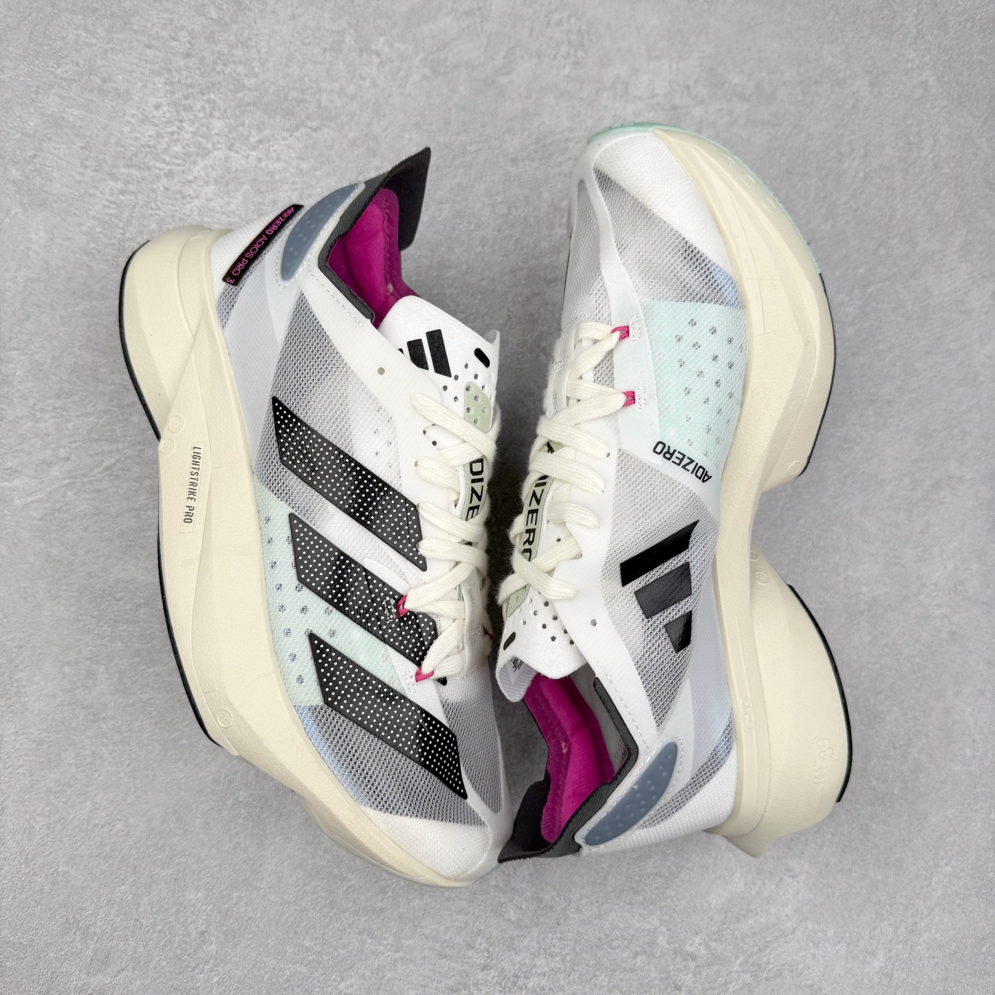 图片[3]-AD Adizero Adios Pro 3 马拉松竞速专业跑鞋 GV7067 CELERMESH针织网面非常轻薄 纤维间的缝隙很大 可以保证跑步时的透气、排汗效果 鞋舌直接与两侧的内衬和鞋底连接在一起 在跑步过程中不会被鞋舌的左右移动所困扰 在标准鞋带孔的基础上再拓宽一组鞋带孔 适合不同脚型的需求 突破性 EnergyRods 技术，有助于跑者实现更好的成绩 中底独特的LIGHTSTRIKE PRO泡棉材质 微弹感觉在跑步过程中给予了良好的支撑体验 对于顶级精英和高水平进阶跑者来说 ADIOS PRO是一双值得信赖的竞速比赛用鞋 尺码：36 36.5 37.5 38 38.5 39 40 40.5 41 42 42.5 43 44 44.5 45-选品中心