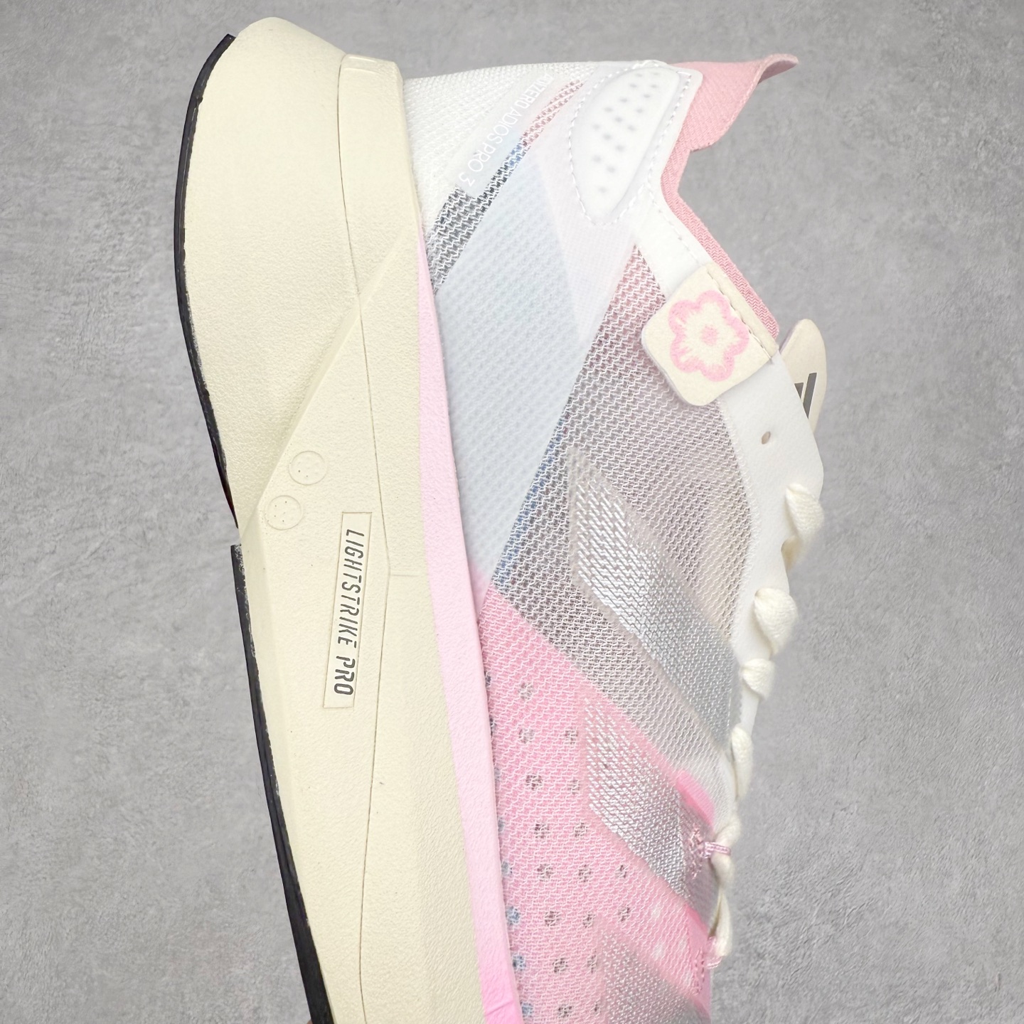 图片[6]-AD Adizero Adios Pro 3 马拉松竞速专业跑鞋 IG6440 CELERMESH针织网面非常轻薄 纤维间的缝隙很大 可以保证跑步时的透气、排汗效果 鞋舌直接与两侧的内衬和鞋底连接在一起 在跑步过程中不会被鞋舌的左右移动所困扰 在标准鞋带孔的基础上再拓宽一组鞋带孔 适合不同脚型的需求 突破性 EnergyRods 技术，有助于跑者实现更好的成绩 中底独特的LIGHTSTRIKE PRO泡棉材质 微弹感觉在跑步过程中给予了良好的支撑体验 对于顶级精英和高水平进阶跑者来说 ADIOS PRO是一双值得信赖的竞速比赛用鞋 尺码：36 36.5 37.5 38 38.5 39 40 40.5 41 42 42.5 43 44 44.5 45-选品中心