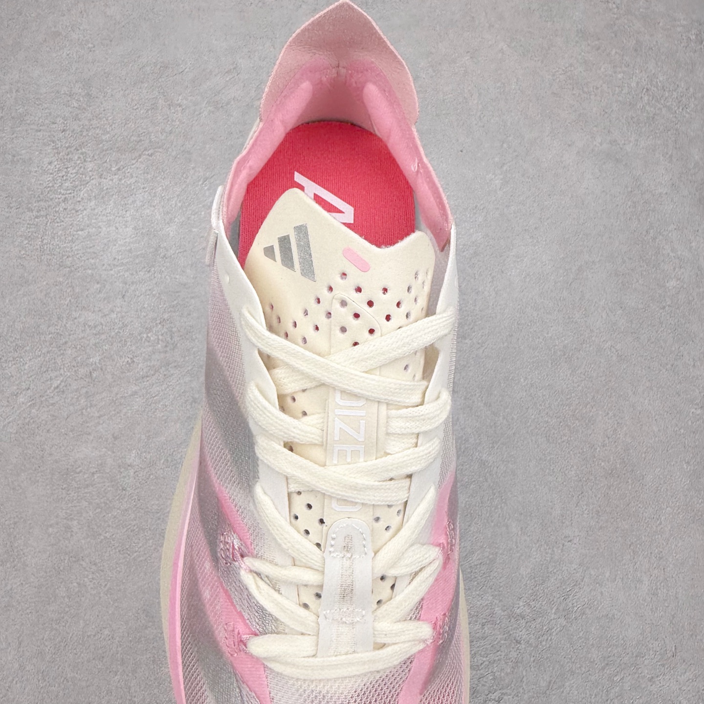 图片[5]-AD Adizero Adios Pro 3 马拉松竞速专业跑鞋 IG6440 CELERMESH针织网面非常轻薄 纤维间的缝隙很大 可以保证跑步时的透气、排汗效果 鞋舌直接与两侧的内衬和鞋底连接在一起 在跑步过程中不会被鞋舌的左右移动所困扰 在标准鞋带孔的基础上再拓宽一组鞋带孔 适合不同脚型的需求 突破性 EnergyRods 技术，有助于跑者实现更好的成绩 中底独特的LIGHTSTRIKE PRO泡棉材质 微弹感觉在跑步过程中给予了良好的支撑体验 对于顶级精英和高水平进阶跑者来说 ADIOS PRO是一双值得信赖的竞速比赛用鞋 尺码：36 36.5 37.5 38 38.5 39 40 40.5 41 42 42.5 43 44 44.5 45-选品中心