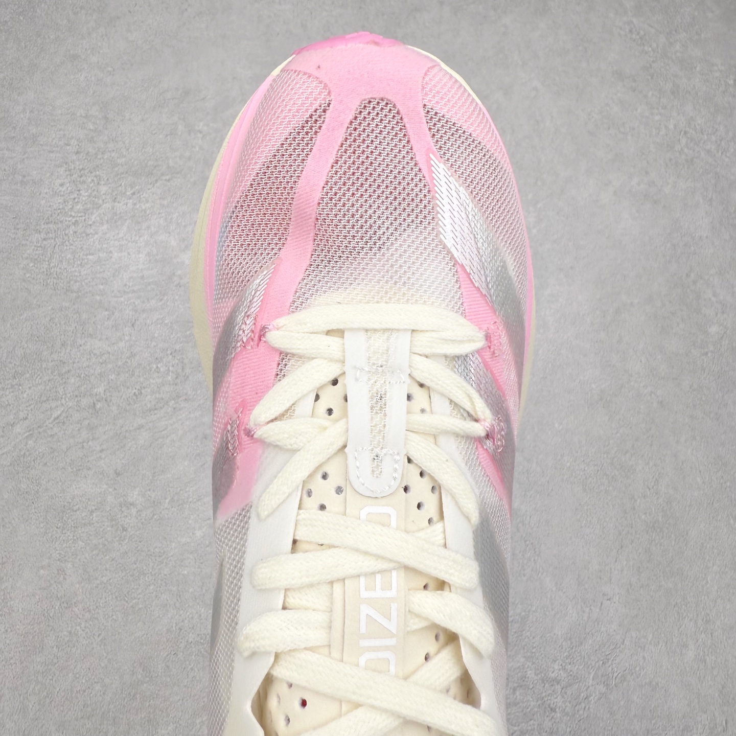 图片[4]-AD Adizero Adios Pro 3 马拉松竞速专业跑鞋 IG6440 CELERMESH针织网面非常轻薄 纤维间的缝隙很大 可以保证跑步时的透气、排汗效果 鞋舌直接与两侧的内衬和鞋底连接在一起 在跑步过程中不会被鞋舌的左右移动所困扰 在标准鞋带孔的基础上再拓宽一组鞋带孔 适合不同脚型的需求 突破性 EnergyRods 技术，有助于跑者实现更好的成绩 中底独特的LIGHTSTRIKE PRO泡棉材质 微弹感觉在跑步过程中给予了良好的支撑体验 对于顶级精英和高水平进阶跑者来说 ADIOS PRO是一双值得信赖的竞速比赛用鞋 尺码：36 36.5 37.5 38 38.5 39 40 40.5 41 42 42.5 43 44 44.5 45-选品中心