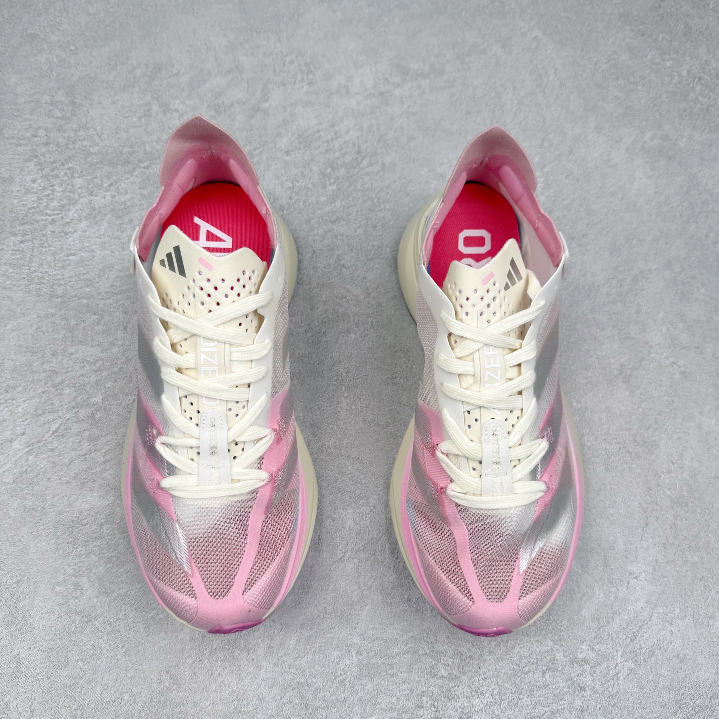 图片[2]-AD Adizero Adios Pro 3 马拉松竞速专业跑鞋 IG6440 CELERMESH针织网面非常轻薄 纤维间的缝隙很大 可以保证跑步时的透气、排汗效果 鞋舌直接与两侧的内衬和鞋底连接在一起 在跑步过程中不会被鞋舌的左右移动所困扰 在标准鞋带孔的基础上再拓宽一组鞋带孔 适合不同脚型的需求 突破性 EnergyRods 技术，有助于跑者实现更好的成绩 中底独特的LIGHTSTRIKE PRO泡棉材质 微弹感觉在跑步过程中给予了良好的支撑体验 对于顶级精英和高水平进阶跑者来说 ADIOS PRO是一双值得信赖的竞速比赛用鞋 尺码：36 36.5 37.5 38 38.5 39 40 40.5 41 42 42.5 43 44 44.5 45-选品中心