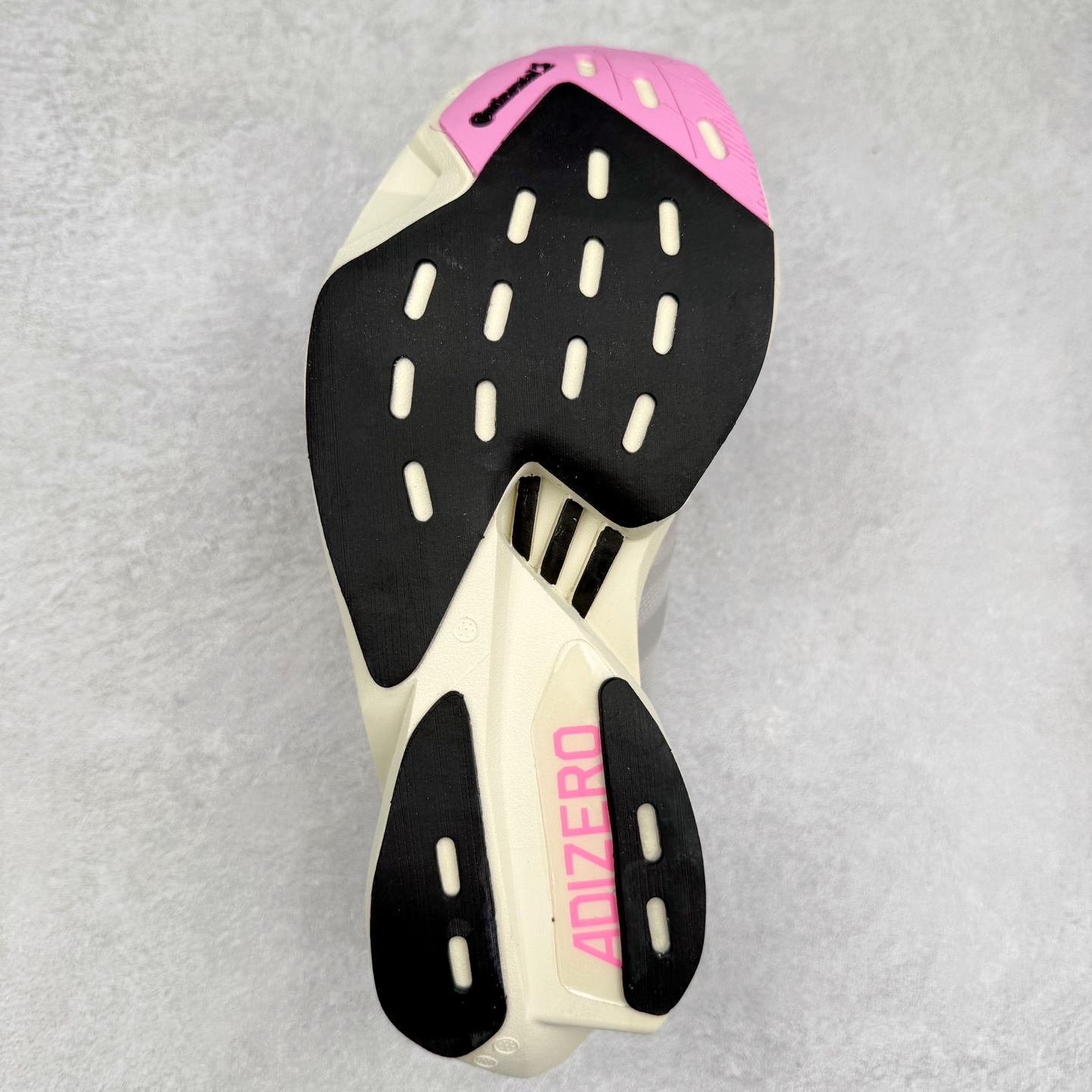 图片[9]-AD Adizero Adios Pro 3 马拉松竞速专业跑鞋 IG6440 CELERMESH针织网面非常轻薄 纤维间的缝隙很大 可以保证跑步时的透气、排汗效果 鞋舌直接与两侧的内衬和鞋底连接在一起 在跑步过程中不会被鞋舌的左右移动所困扰 在标准鞋带孔的基础上再拓宽一组鞋带孔 适合不同脚型的需求 突破性 EnergyRods 技术，有助于跑者实现更好的成绩 中底独特的LIGHTSTRIKE PRO泡棉材质 微弹感觉在跑步过程中给予了良好的支撑体验 对于顶级精英和高水平进阶跑者来说 ADIOS PRO是一双值得信赖的竞速比赛用鞋 尺码：36 36.5 37.5 38 38.5 39 40 40.5 41 42 42.5 43 44 44.5 45-选品中心