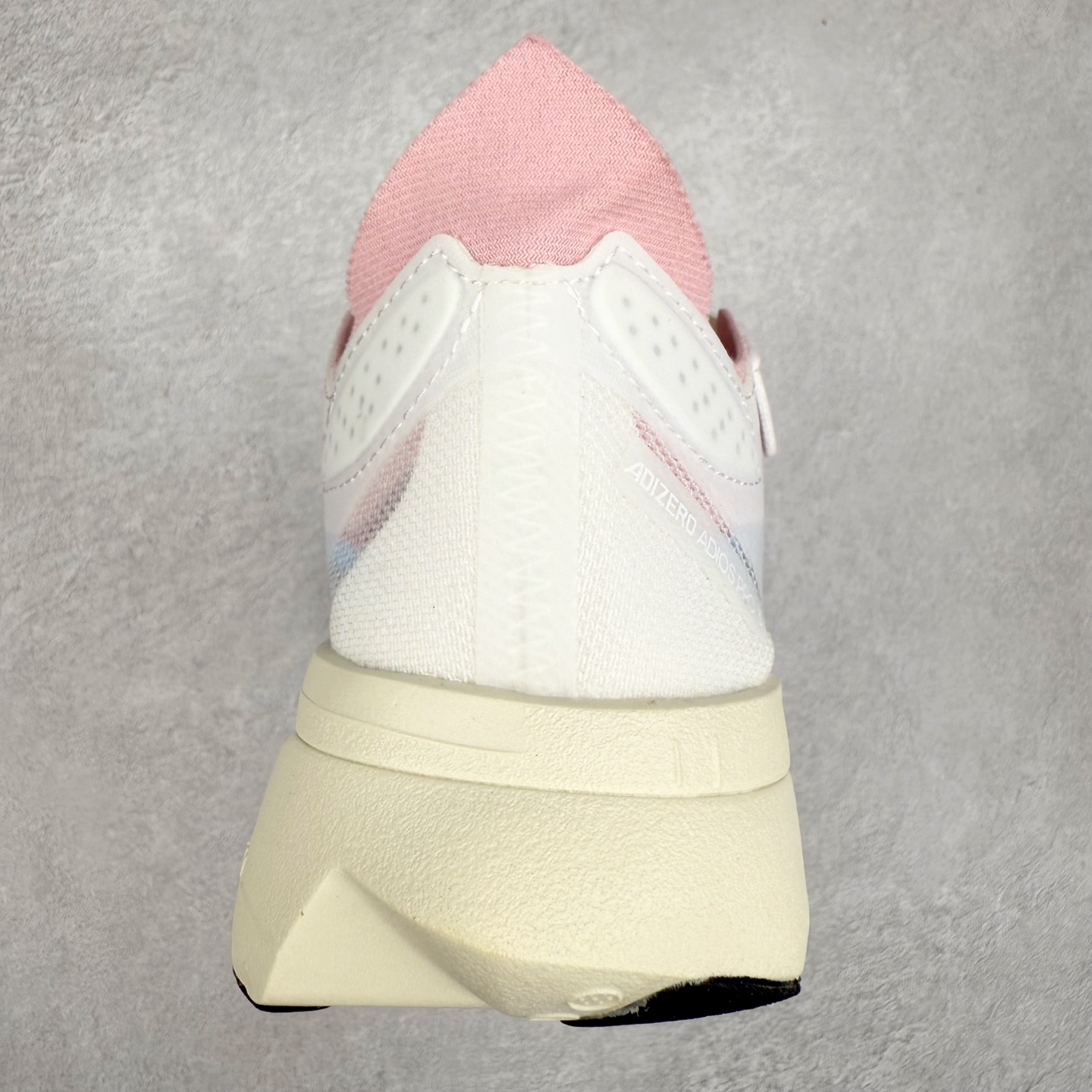 图片[8]-AD Adizero Adios Pro 3 马拉松竞速专业跑鞋 IG6440 CELERMESH针织网面非常轻薄 纤维间的缝隙很大 可以保证跑步时的透气、排汗效果 鞋舌直接与两侧的内衬和鞋底连接在一起 在跑步过程中不会被鞋舌的左右移动所困扰 在标准鞋带孔的基础上再拓宽一组鞋带孔 适合不同脚型的需求 突破性 EnergyRods 技术，有助于跑者实现更好的成绩 中底独特的LIGHTSTRIKE PRO泡棉材质 微弹感觉在跑步过程中给予了良好的支撑体验 对于顶级精英和高水平进阶跑者来说 ADIOS PRO是一双值得信赖的竞速比赛用鞋 尺码：36 36.5 37.5 38 38.5 39 40 40.5 41 42 42.5 43 44 44.5 45-选品中心