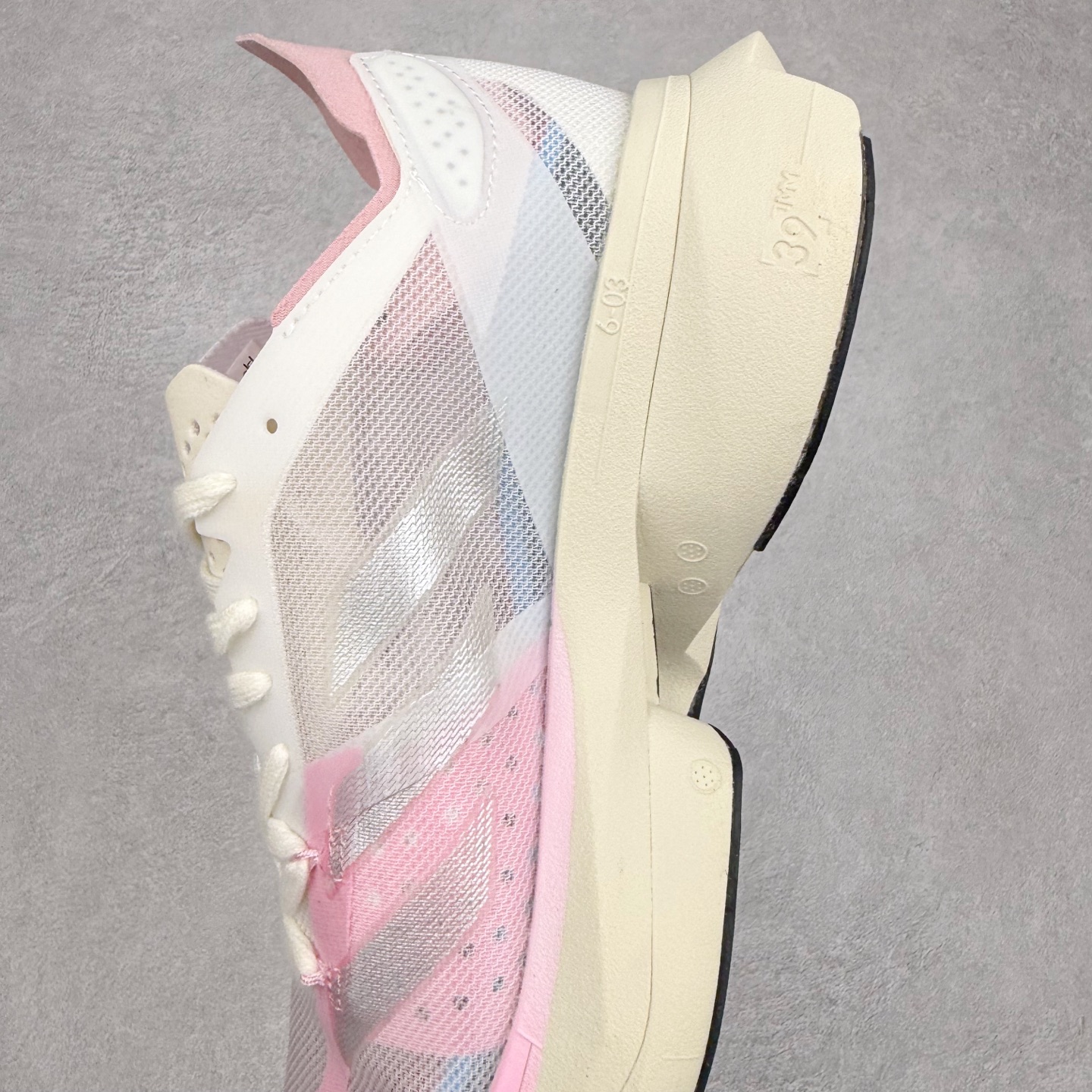 图片[7]-AD Adizero Adios Pro 3 马拉松竞速专业跑鞋 IG6440 CELERMESH针织网面非常轻薄 纤维间的缝隙很大 可以保证跑步时的透气、排汗效果 鞋舌直接与两侧的内衬和鞋底连接在一起 在跑步过程中不会被鞋舌的左右移动所困扰 在标准鞋带孔的基础上再拓宽一组鞋带孔 适合不同脚型的需求 突破性 EnergyRods 技术，有助于跑者实现更好的成绩 中底独特的LIGHTSTRIKE PRO泡棉材质 微弹感觉在跑步过程中给予了良好的支撑体验 对于顶级精英和高水平进阶跑者来说 ADIOS PRO是一双值得信赖的竞速比赛用鞋 尺码：36 36.5 37.5 38 38.5 39 40 40.5 41 42 42.5 43 44 44.5 45-选品中心