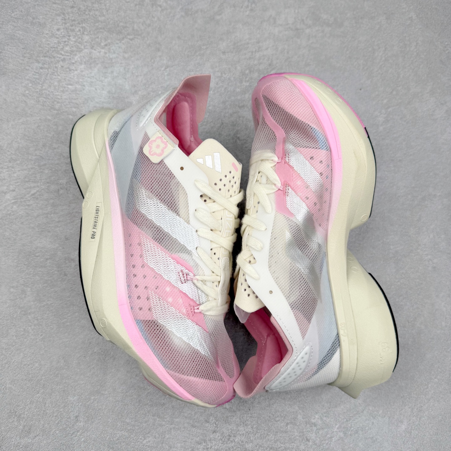 图片[3]-AD Adizero Adios Pro 3 马拉松竞速专业跑鞋 IG6440 CELERMESH针织网面非常轻薄 纤维间的缝隙很大 可以保证跑步时的透气、排汗效果 鞋舌直接与两侧的内衬和鞋底连接在一起 在跑步过程中不会被鞋舌的左右移动所困扰 在标准鞋带孔的基础上再拓宽一组鞋带孔 适合不同脚型的需求 突破性 EnergyRods 技术，有助于跑者实现更好的成绩 中底独特的LIGHTSTRIKE PRO泡棉材质 微弹感觉在跑步过程中给予了良好的支撑体验 对于顶级精英和高水平进阶跑者来说 ADIOS PRO是一双值得信赖的竞速比赛用鞋 尺码：36 36.5 37.5 38 38.5 39 40 40.5 41 42 42.5 43 44 44.5 45-选品中心