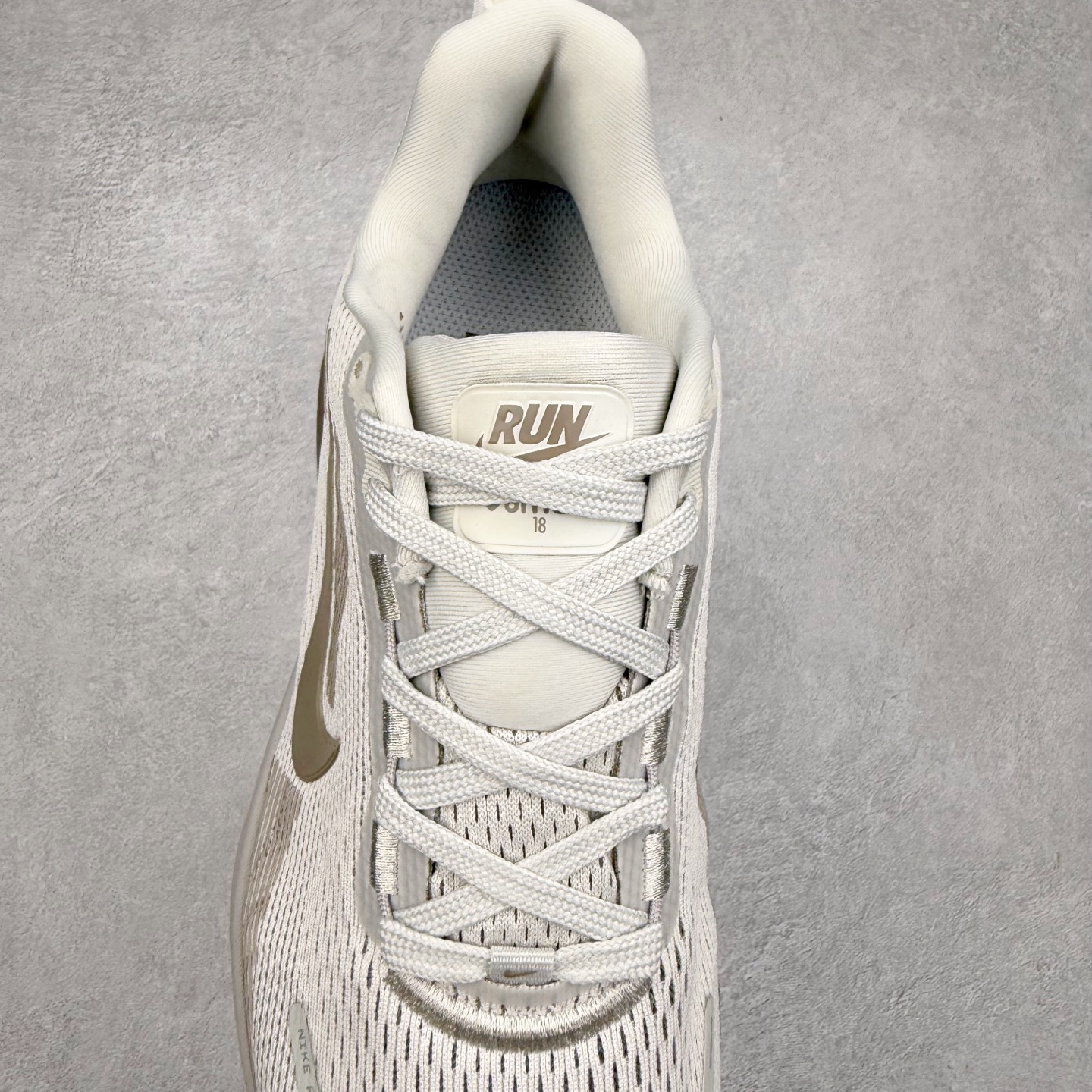 图片[5]-NK Air Zoom Vomero 18 轻便舒适公路跑步鞋 质感柔软 弹力充沛 助力一路畅跑 乐享不停 厚实泡绵缔造舒适的回弹效果 铸就出色跑步表现 该鞋款轻盈透气 带你步入舒适新境界 疾速刺激感和非凡舒适脚感交织 定能让跑者在迈步间找到渴望已久的跑步乐趣 自如掌控跑步节奏、配速和里程 足底缓震配置赋予双足柔软舒适感受 助你一路畅跑 缓震设计 在双足触地时有助提供舒适脚感 搭载性能出众的 ZoomX 和 Cushlon 泡绵 营造柔软舒适脚感 助你稳稳迈步 基于跑者反馈 简化中底设计 带来出色舒适感 尺码：36 36.5 37.5 38 38.5 39 40 40.5 41 42 42.5 43 44 44.5 45-选品中心