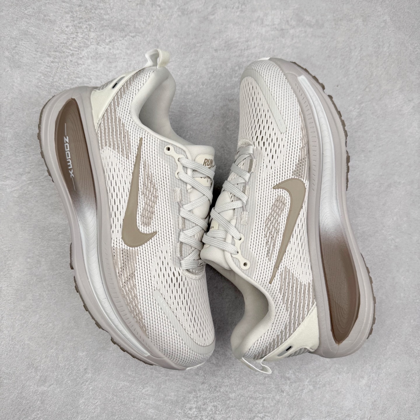 图片[3]-NK Air Zoom Vomero 18 轻便舒适公路跑步鞋 质感柔软 弹力充沛 助力一路畅跑 乐享不停 厚实泡绵缔造舒适的回弹效果 铸就出色跑步表现 该鞋款轻盈透气 带你步入舒适新境界 疾速刺激感和非凡舒适脚感交织 定能让跑者在迈步间找到渴望已久的跑步乐趣 自如掌控跑步节奏、配速和里程 足底缓震配置赋予双足柔软舒适感受 助你一路畅跑 缓震设计 在双足触地时有助提供舒适脚感 搭载性能出众的 ZoomX 和 Cushlon 泡绵 营造柔软舒适脚感 助你稳稳迈步 基于跑者反馈 简化中底设计 带来出色舒适感 尺码：36 36.5 37.5 38 38.5 39 40 40.5 41 42 42.5 43 44 44.5 45-选品中心