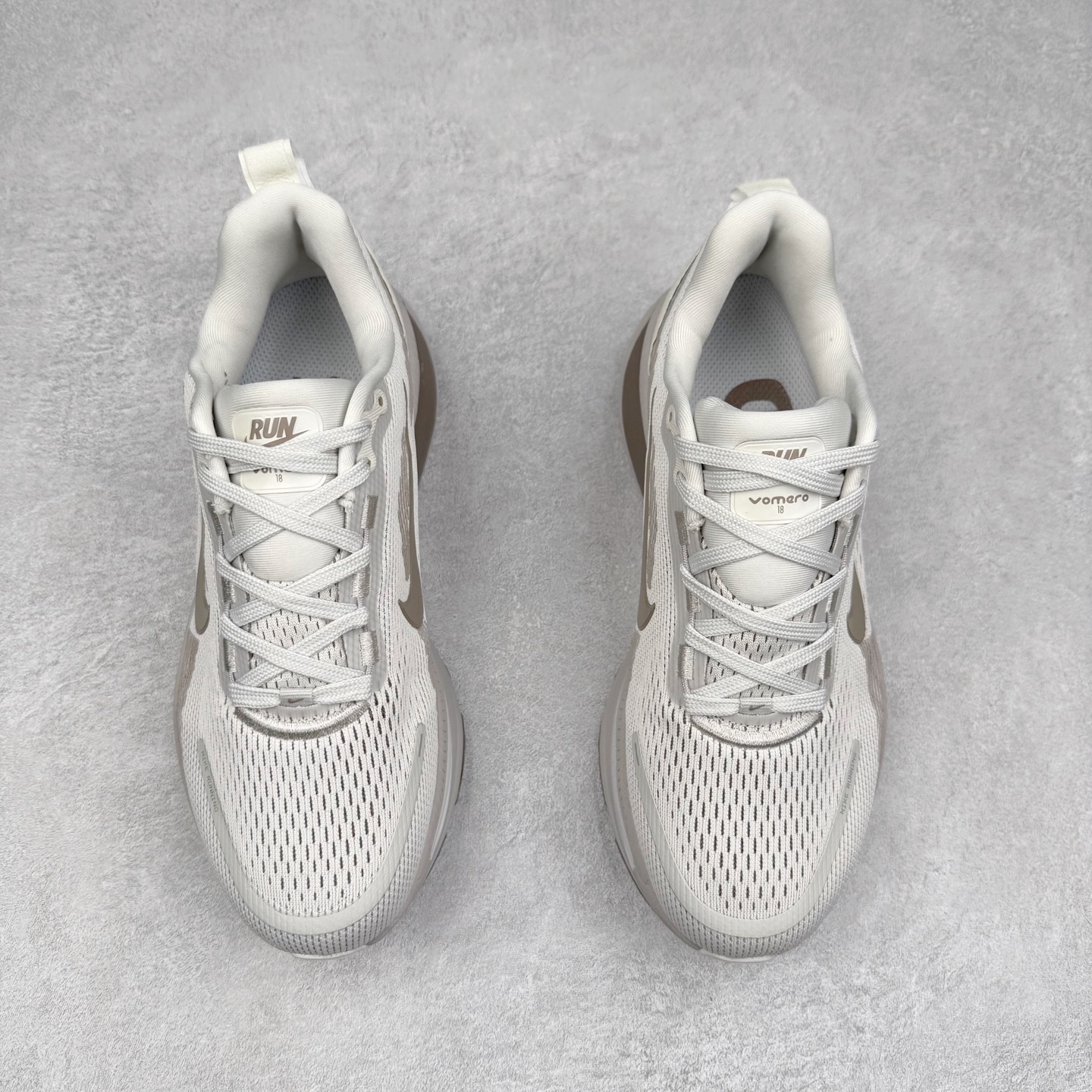 图片[2]-NK Air Zoom Vomero 18 轻便舒适公路跑步鞋 质感柔软 弹力充沛 助力一路畅跑 乐享不停 厚实泡绵缔造舒适的回弹效果 铸就出色跑步表现 该鞋款轻盈透气 带你步入舒适新境界 疾速刺激感和非凡舒适脚感交织 定能让跑者在迈步间找到渴望已久的跑步乐趣 自如掌控跑步节奏、配速和里程 足底缓震配置赋予双足柔软舒适感受 助你一路畅跑 缓震设计 在双足触地时有助提供舒适脚感 搭载性能出众的 ZoomX 和 Cushlon 泡绵 营造柔软舒适脚感 助你稳稳迈步 基于跑者反馈 简化中底设计 带来出色舒适感 尺码：36 36.5 37.5 38 38.5 39 40 40.5 41 42 42.5 43 44 44.5 45-选品中心