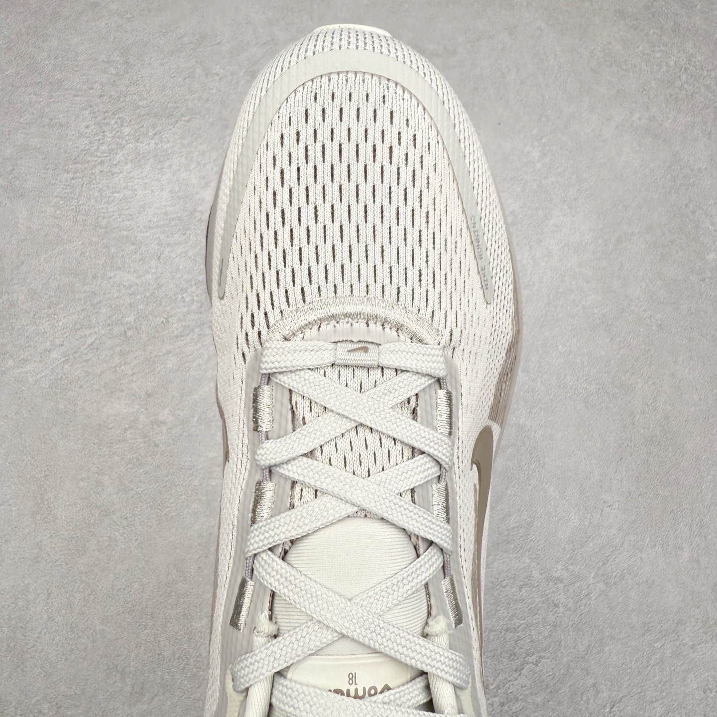 图片[4]-NK Air Zoom Vomero 18 轻便舒适公路跑步鞋 质感柔软 弹力充沛 助力一路畅跑 乐享不停 厚实泡绵缔造舒适的回弹效果 铸就出色跑步表现 该鞋款轻盈透气 带你步入舒适新境界 疾速刺激感和非凡舒适脚感交织 定能让跑者在迈步间找到渴望已久的跑步乐趣 自如掌控跑步节奏、配速和里程 足底缓震配置赋予双足柔软舒适感受 助你一路畅跑 缓震设计 在双足触地时有助提供舒适脚感 搭载性能出众的 ZoomX 和 Cushlon 泡绵 营造柔软舒适脚感 助你稳稳迈步 基于跑者反馈 简化中底设计 带来出色舒适感 尺码：36 36.5 37.5 38 38.5 39 40 40.5 41 42 42.5 43 44 44.5 45-选品中心